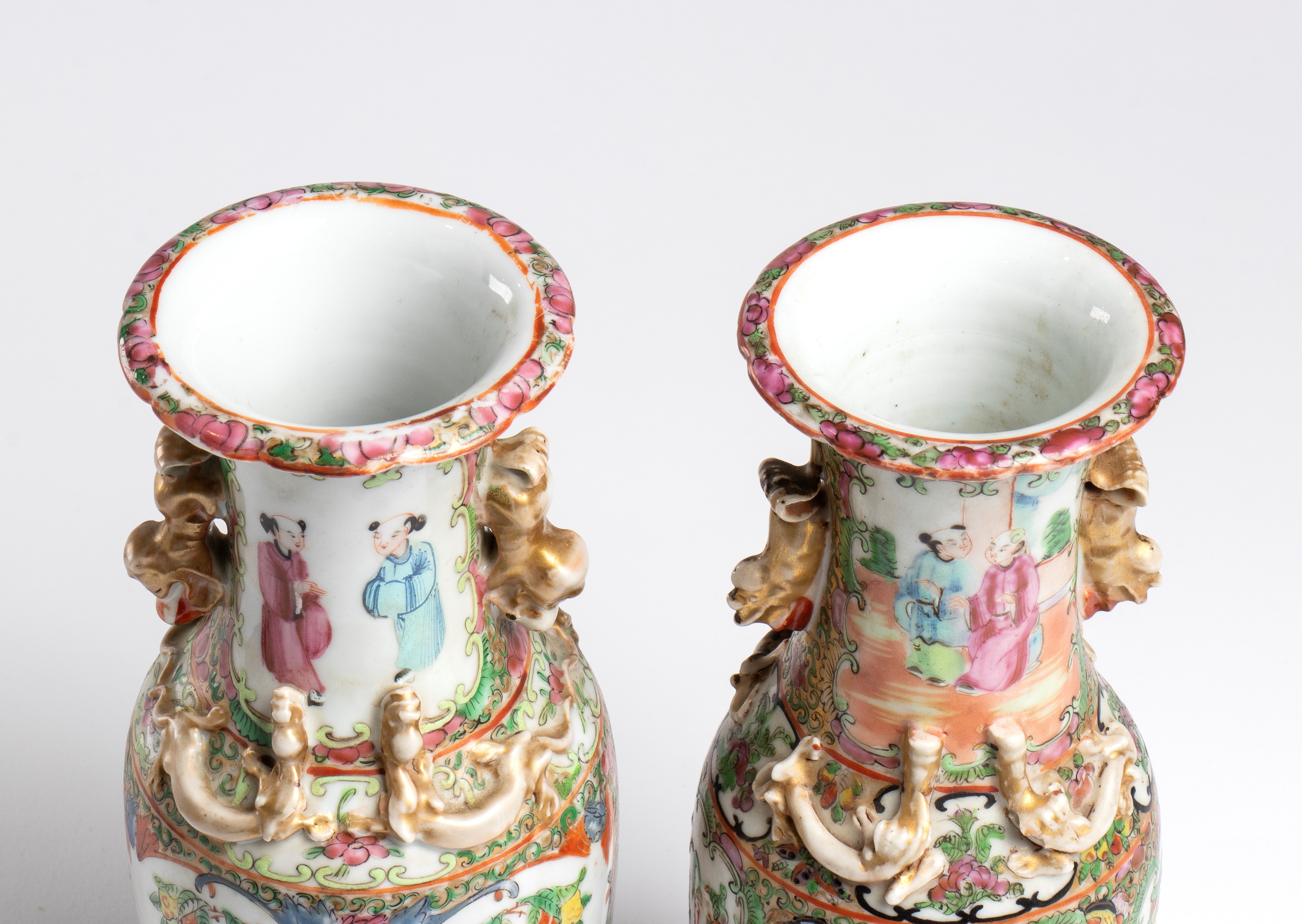 Coppia di vasi Canton in porcellana, decorazione famille rose con scene di vita cortigiana (Cina,...