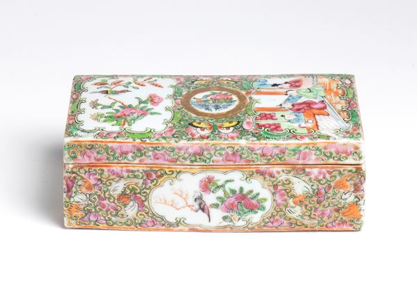 Scatola Canton in porcellana  decorato con scene naturalistiche e di vita cortigiana. Cina, inizio XX secolo