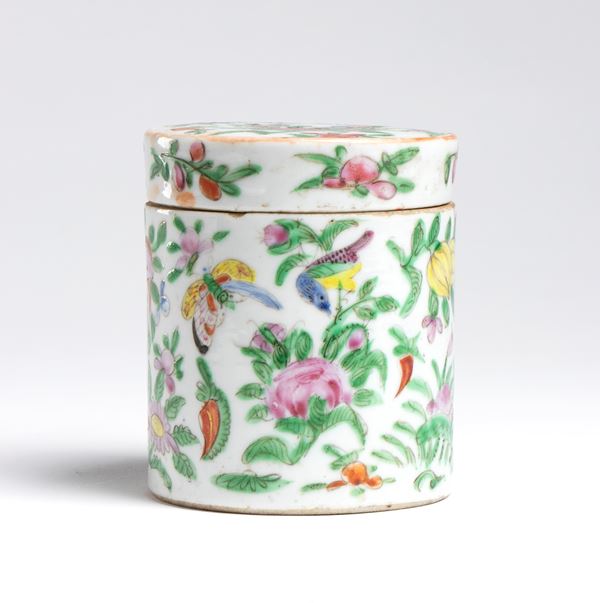 Piccola giara cilindrica decorata a smalti famille rose con fiori e uccelli. Cina, fine dinastia Qing-XX secolo