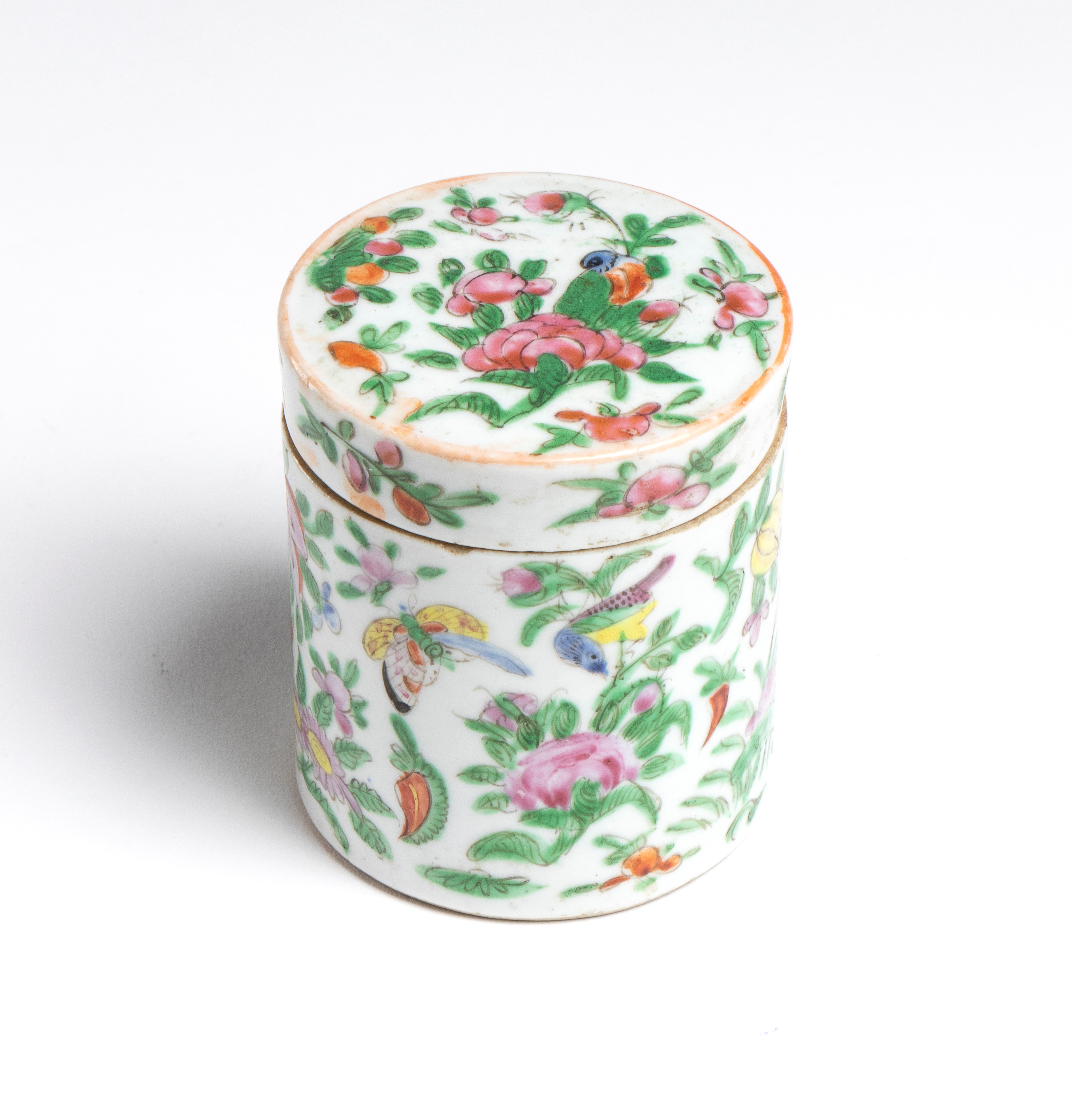 Giara cilindrica, smalti famille rose con fiori e uccelli, Cina (fine dinastia Qing-XX secolo)