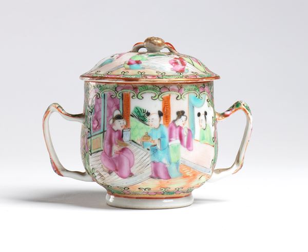A small Cantonese teacup decorated with famille rose enamels and a lid depicting scenes of courtly life. China, Qing Dynasty, 20th century.