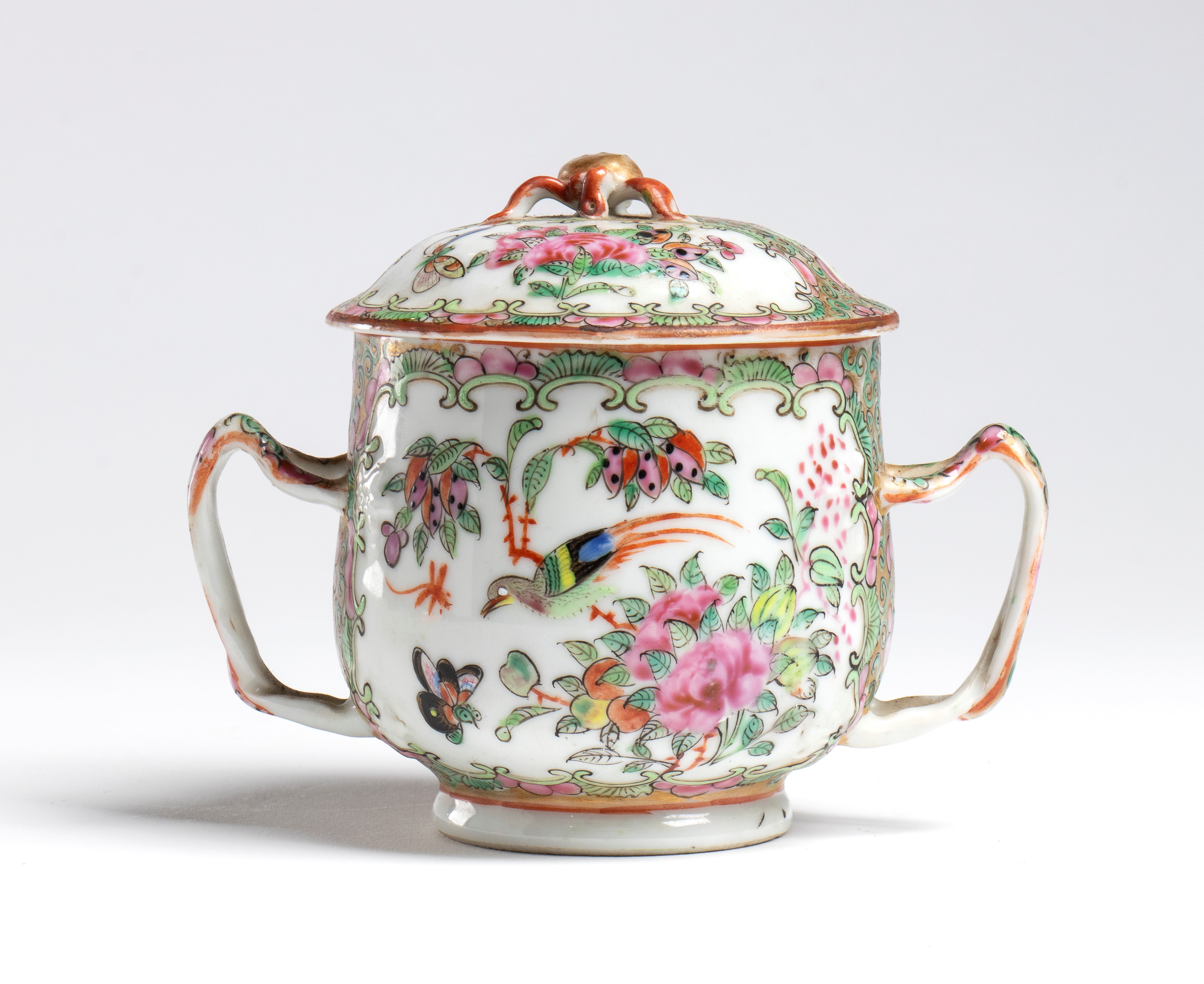 Cina dinastia Qing, Tazza da tè Canton in smalti famille rose con coperchio, decorazione a scene ...