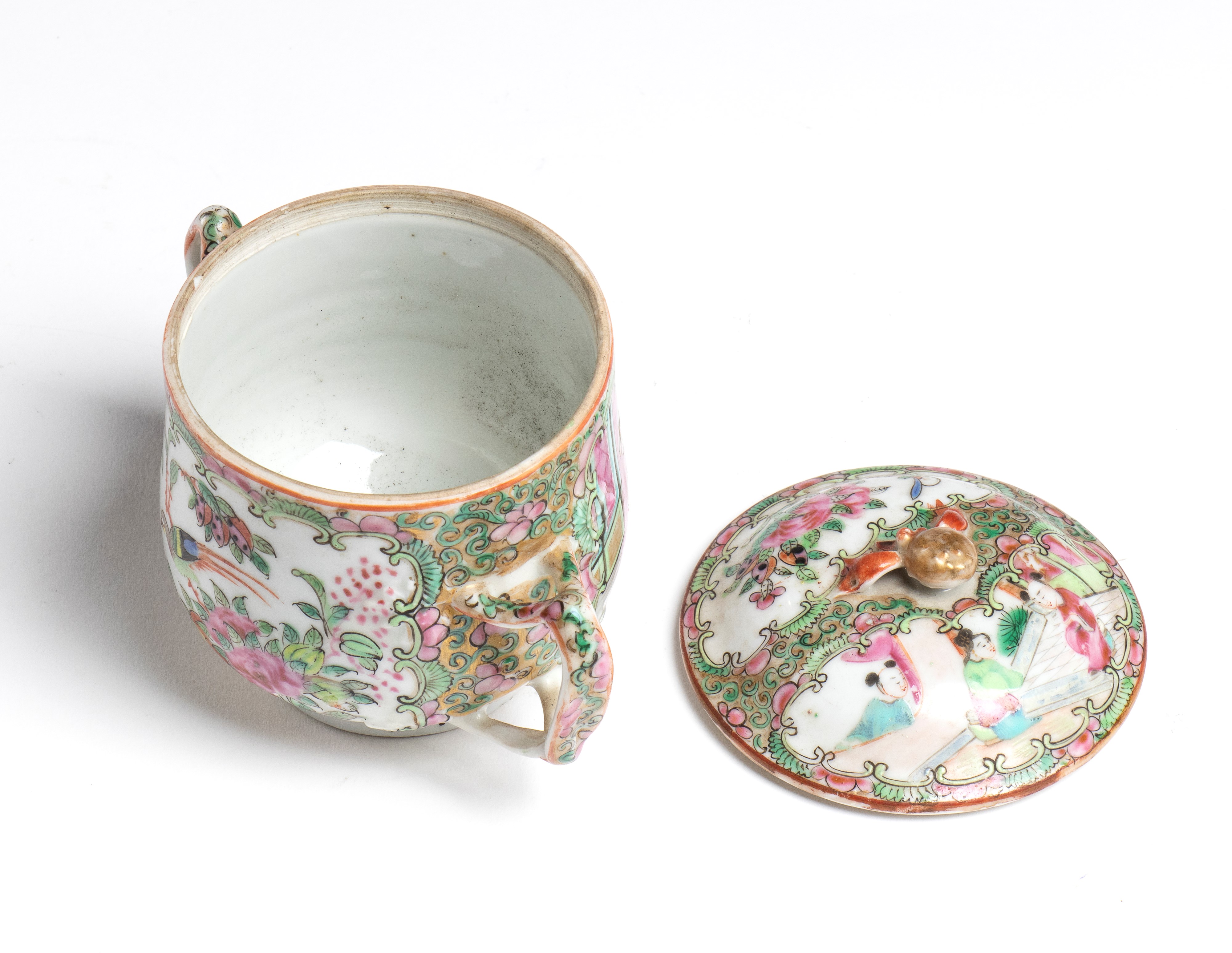 Cina dinastia Qing, Tazza da tè Canton in smalti famille rose con coperchio, decorazione a scene ...