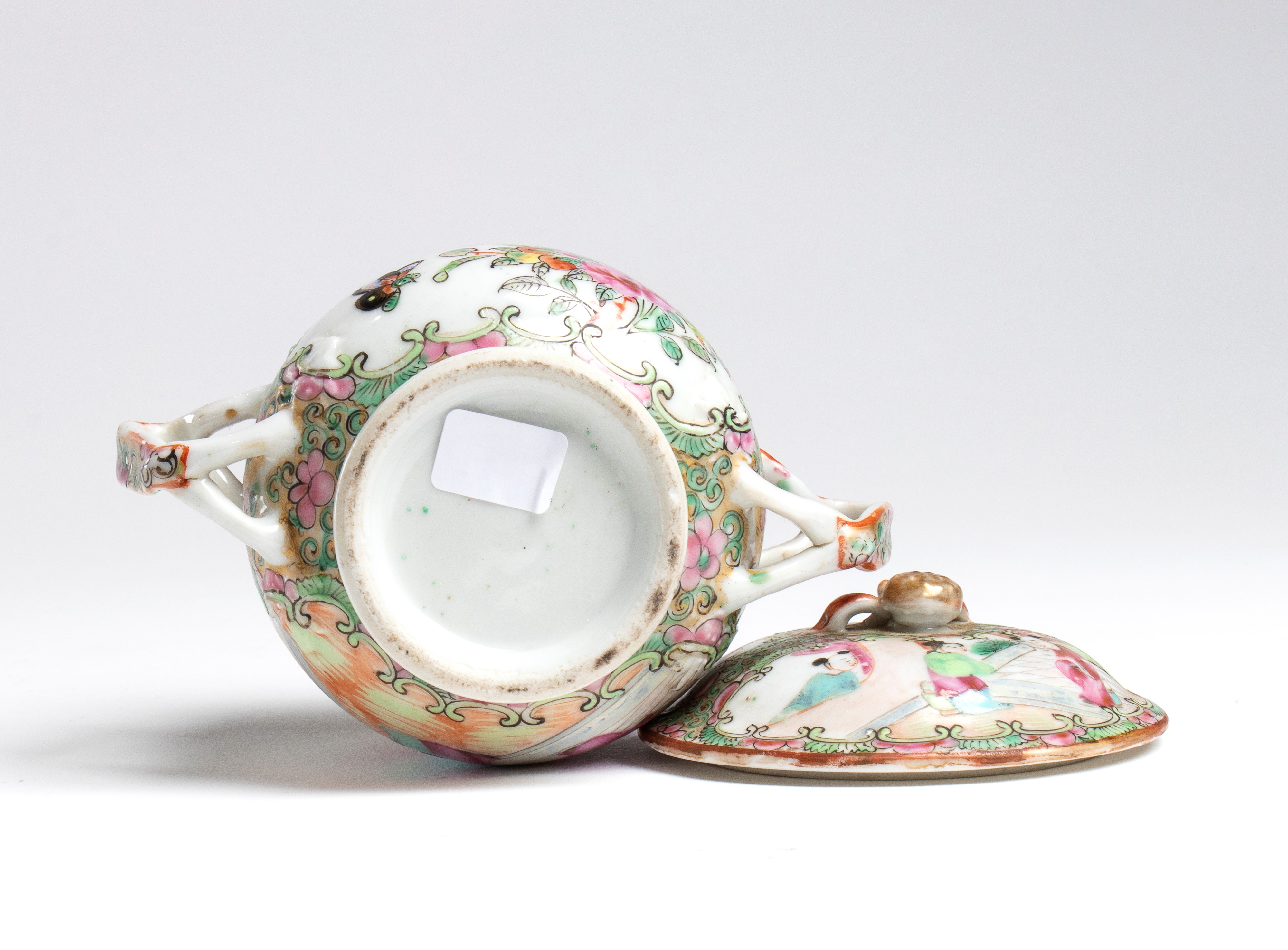 Cina dinastia Qing, Tazza da tè Canton in smalti famille rose con coperchio, decorazione a scene ...