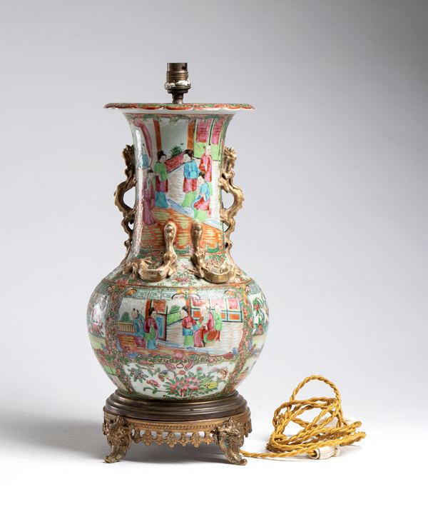 Grande vaso Canton decorato a smalto famille rose con scene di vita cortigiana, fiori e uccelli con montatura dorata. Cina, dinastia Qing, 1880 circa