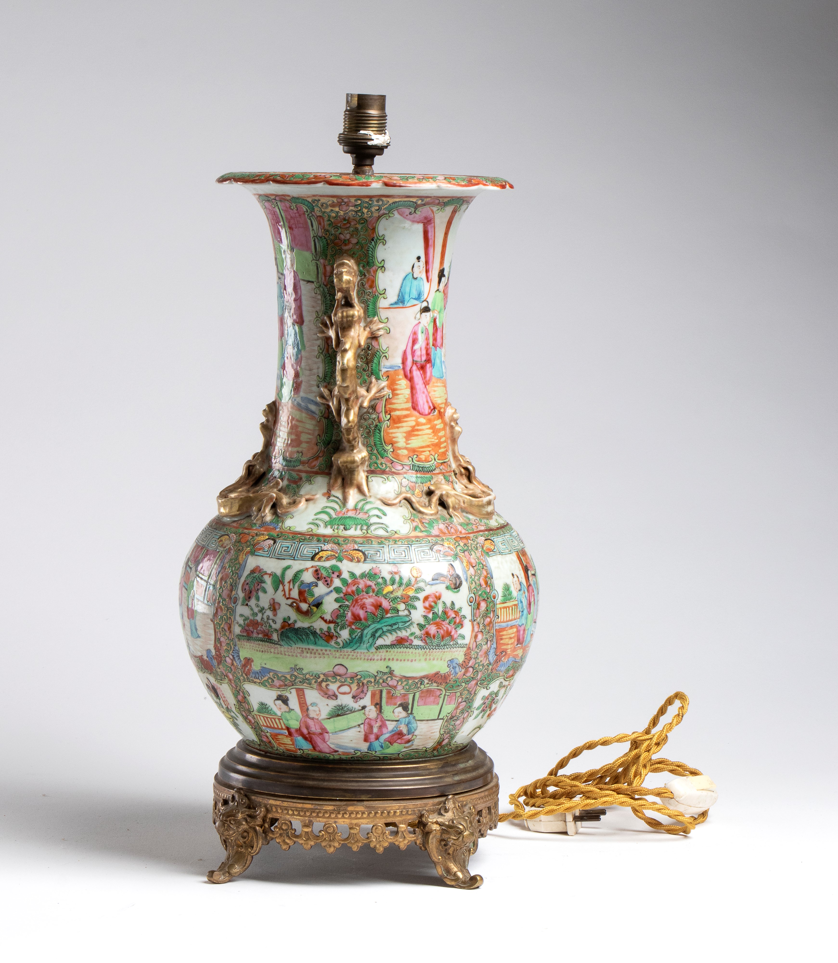 Cina, dinastia Qing (c. 1880), Grande vaso Canton in smalto famille rose con montatura dorata