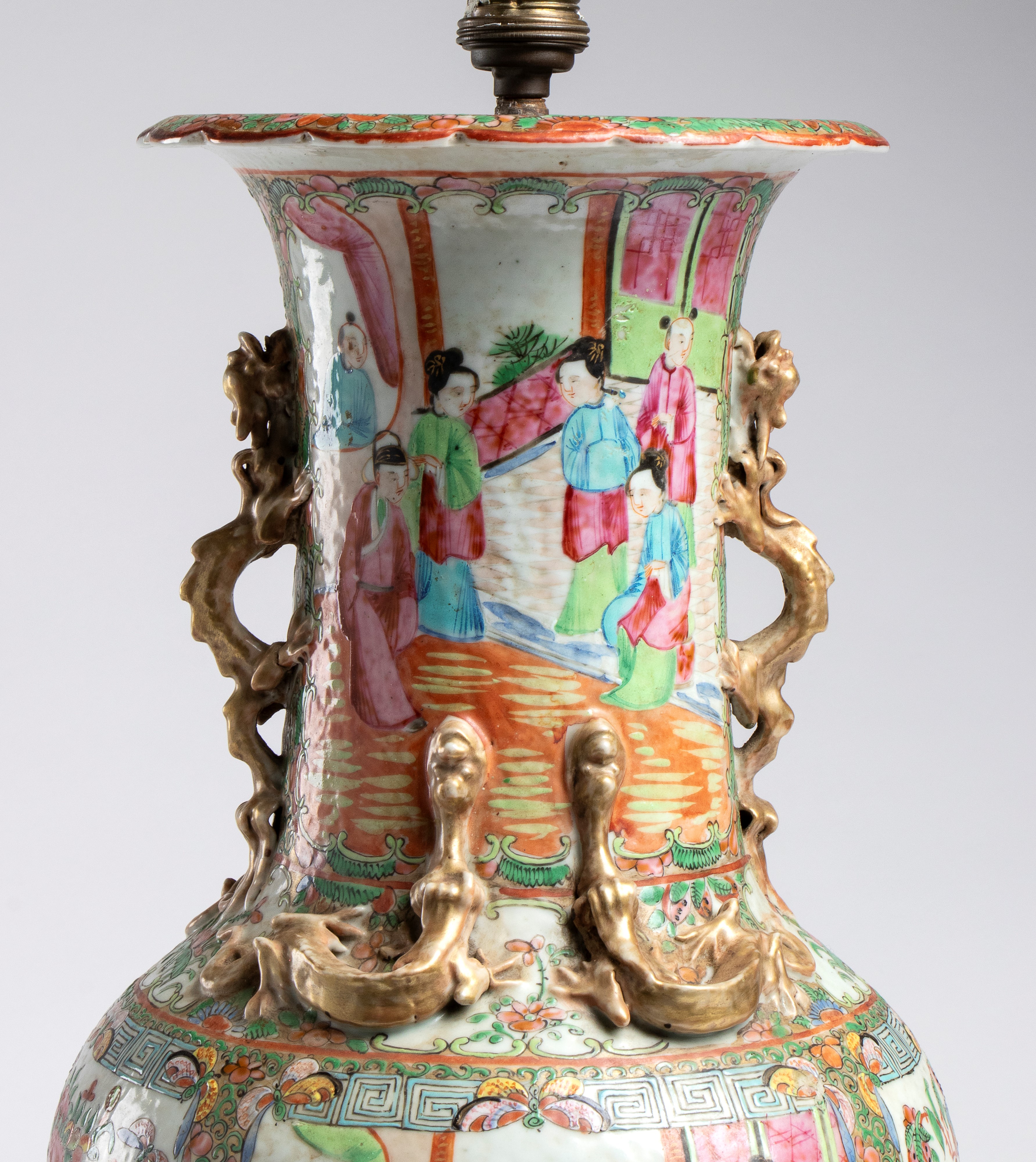 Cina, dinastia Qing (c. 1880), Grande vaso Canton in smalto famille rose con montatura dorata