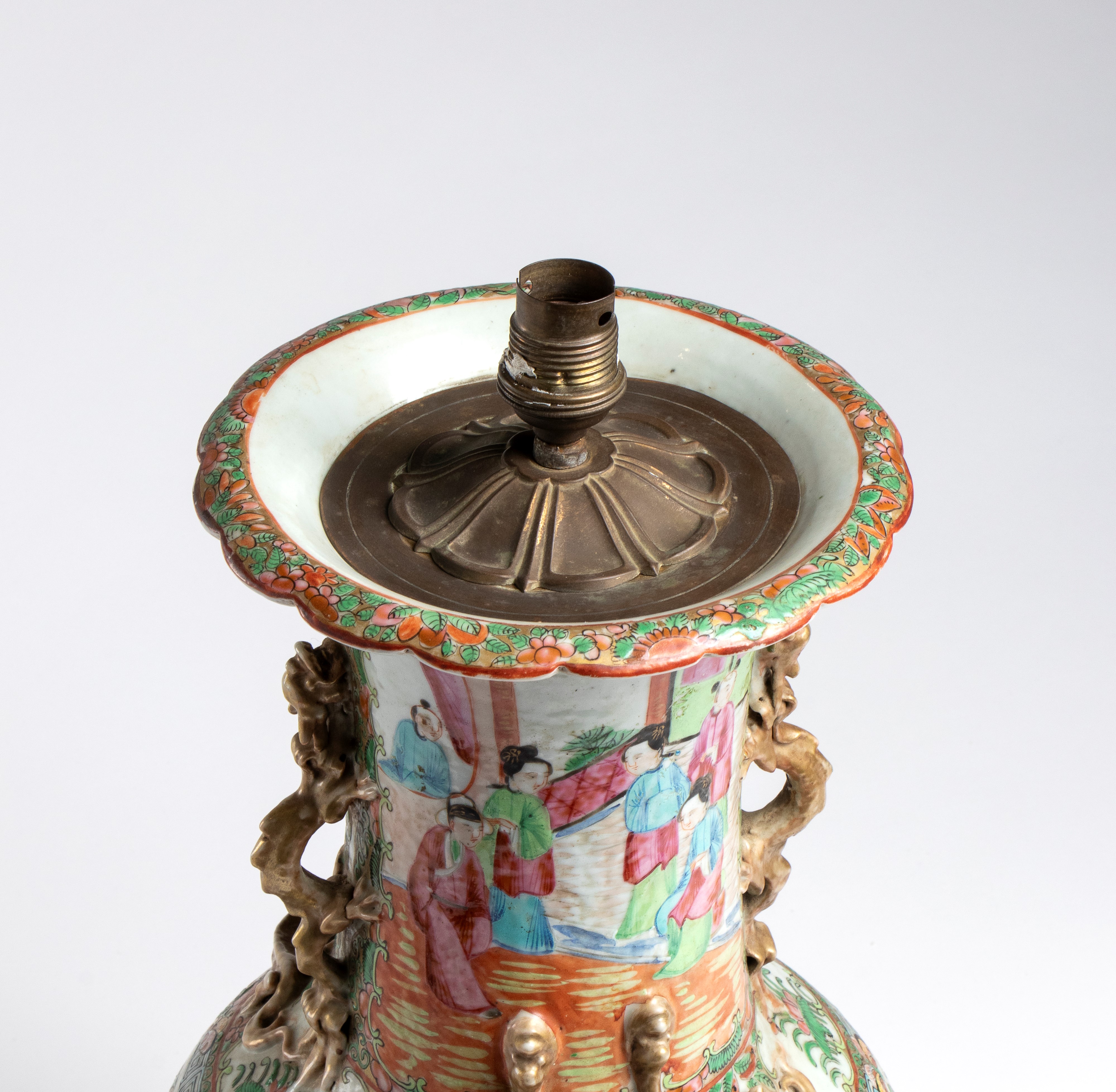 Cina, dinastia Qing (c. 1880), Grande vaso Canton in smalto famille rose con montatura dorata