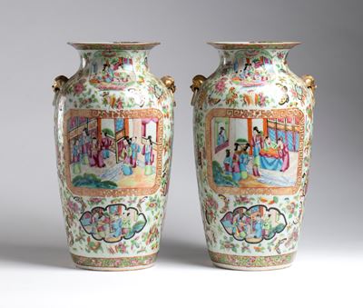 Coppia di vasi canton, porcellana decorata a smalti famille rose con scene di vita cortigiana, Ci...