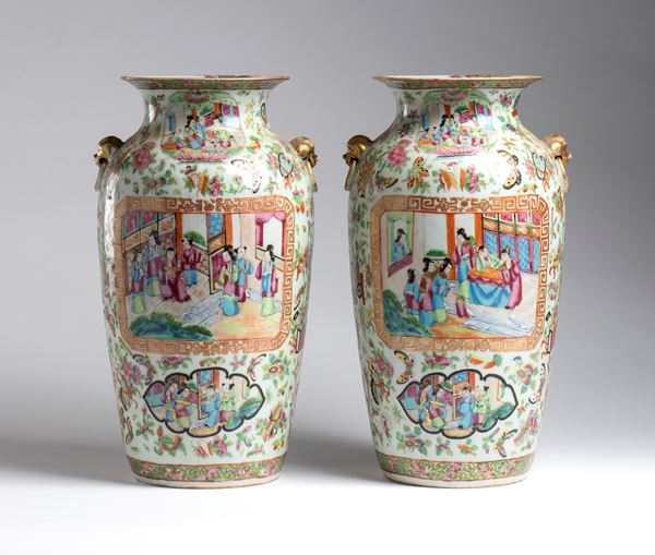 Coppia di vasi canton in porcellana decorati a smalti famille rose con scene di vita cortigiana. Cina, dinastia Qing, XIX secolo