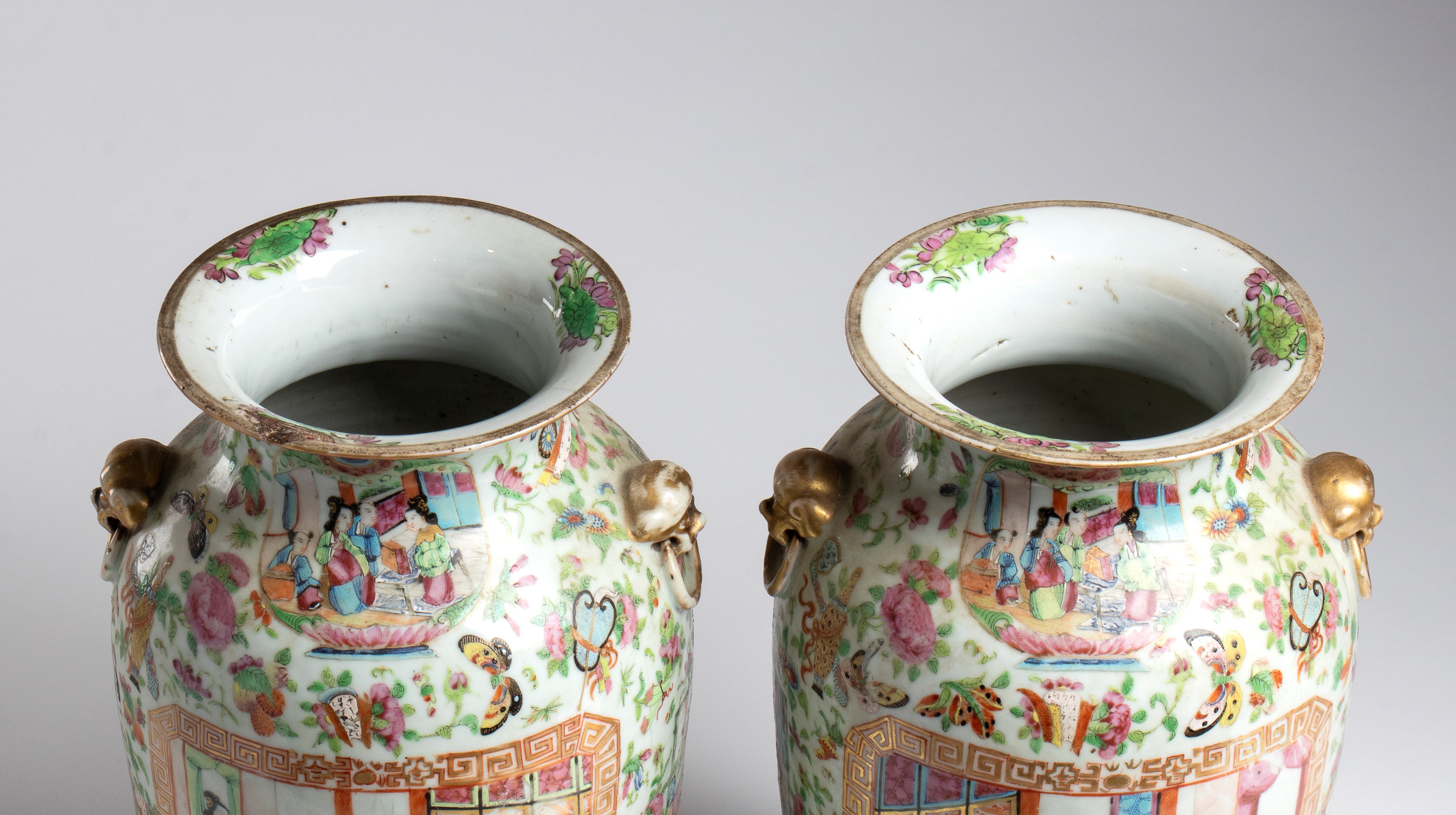 Coppia di vasi canton, porcellana decorata a smalti famille rose con scene di vita cortigiana, Ci...