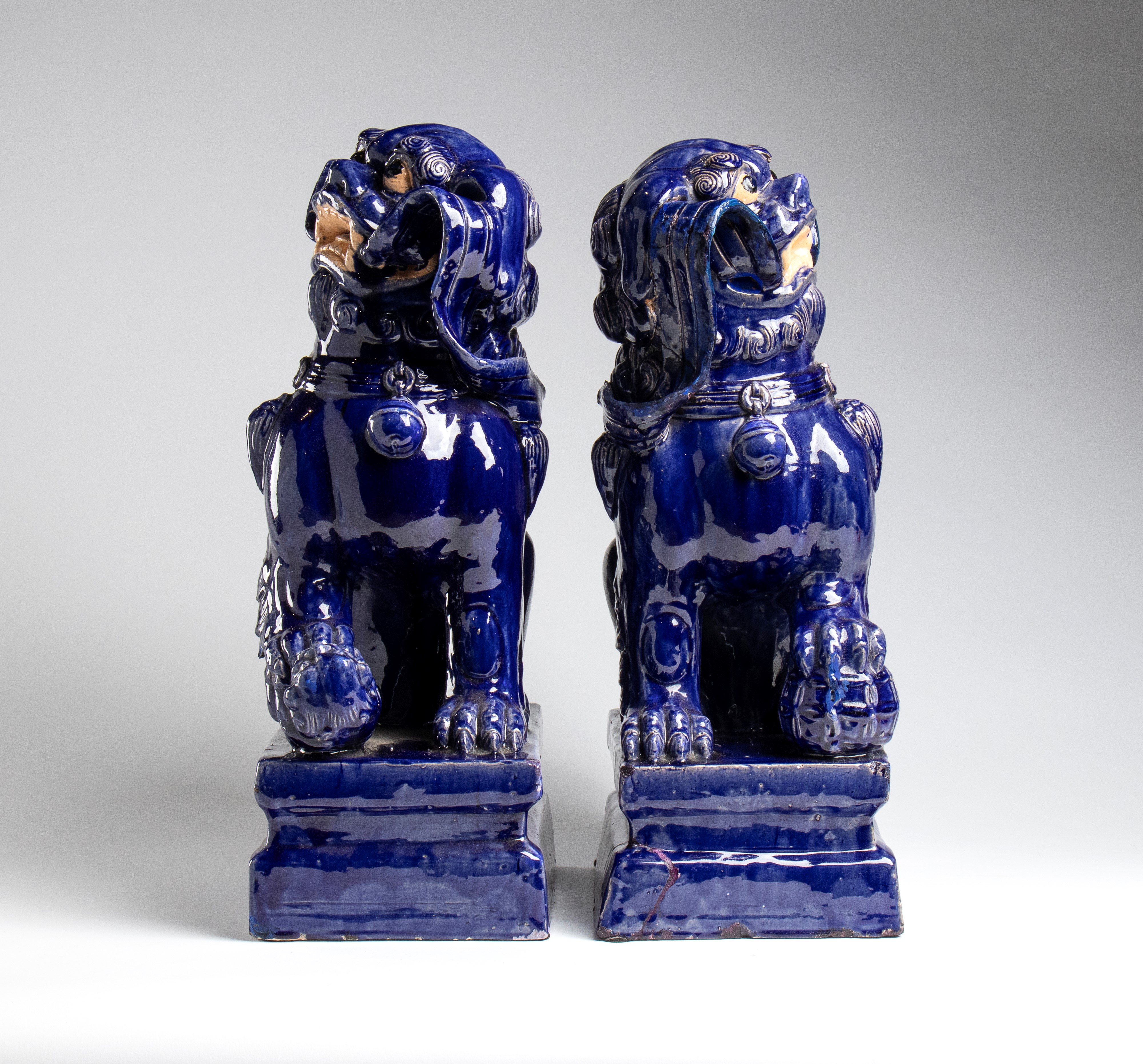 Coppia di cani di Fo, ceramica smaltata blu scuro, Cina, fine XIX-XX secolo