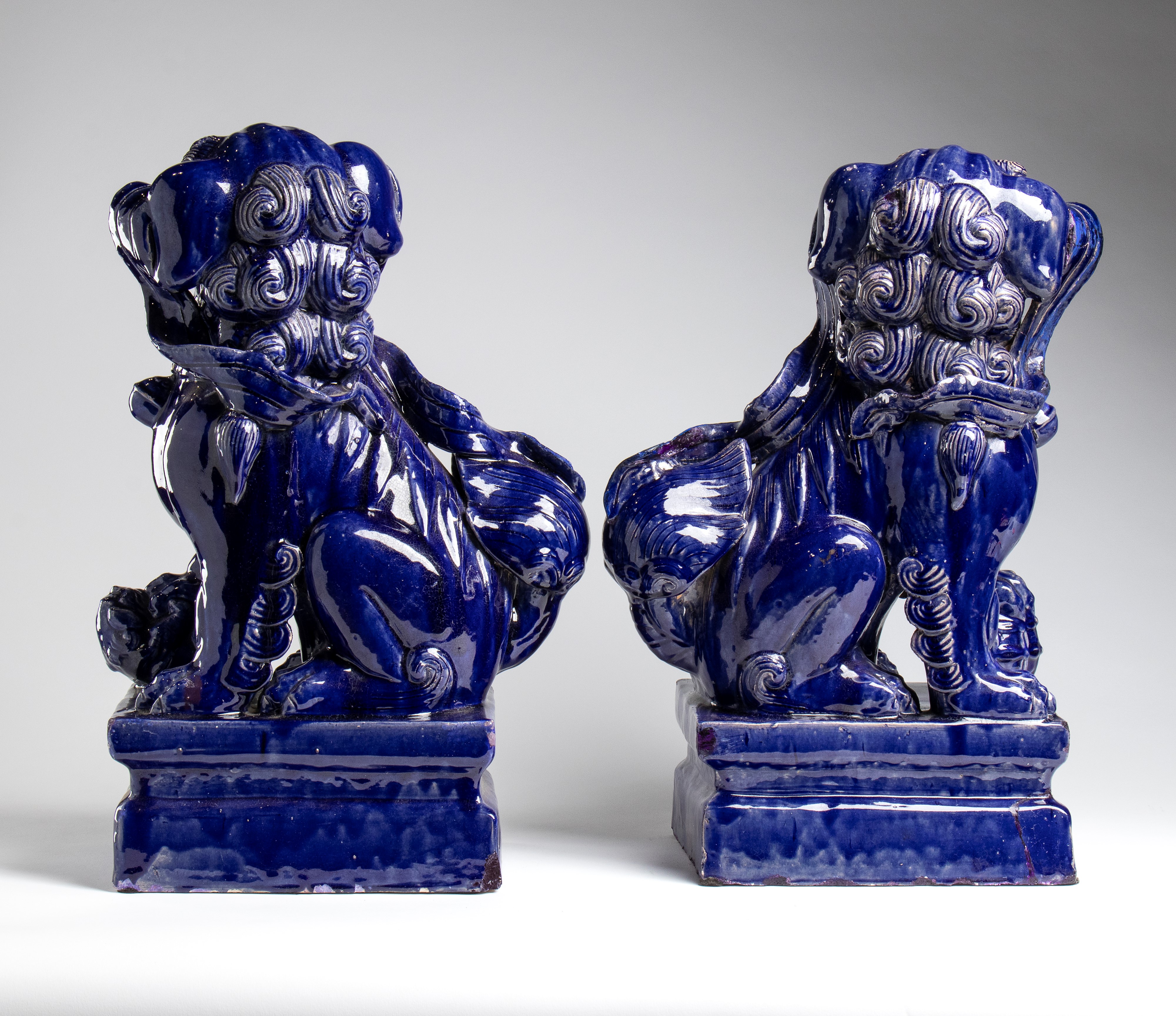 Coppia di cani di Fo, ceramica smaltata blu scuro, Cina, fine XIX-XX secolo