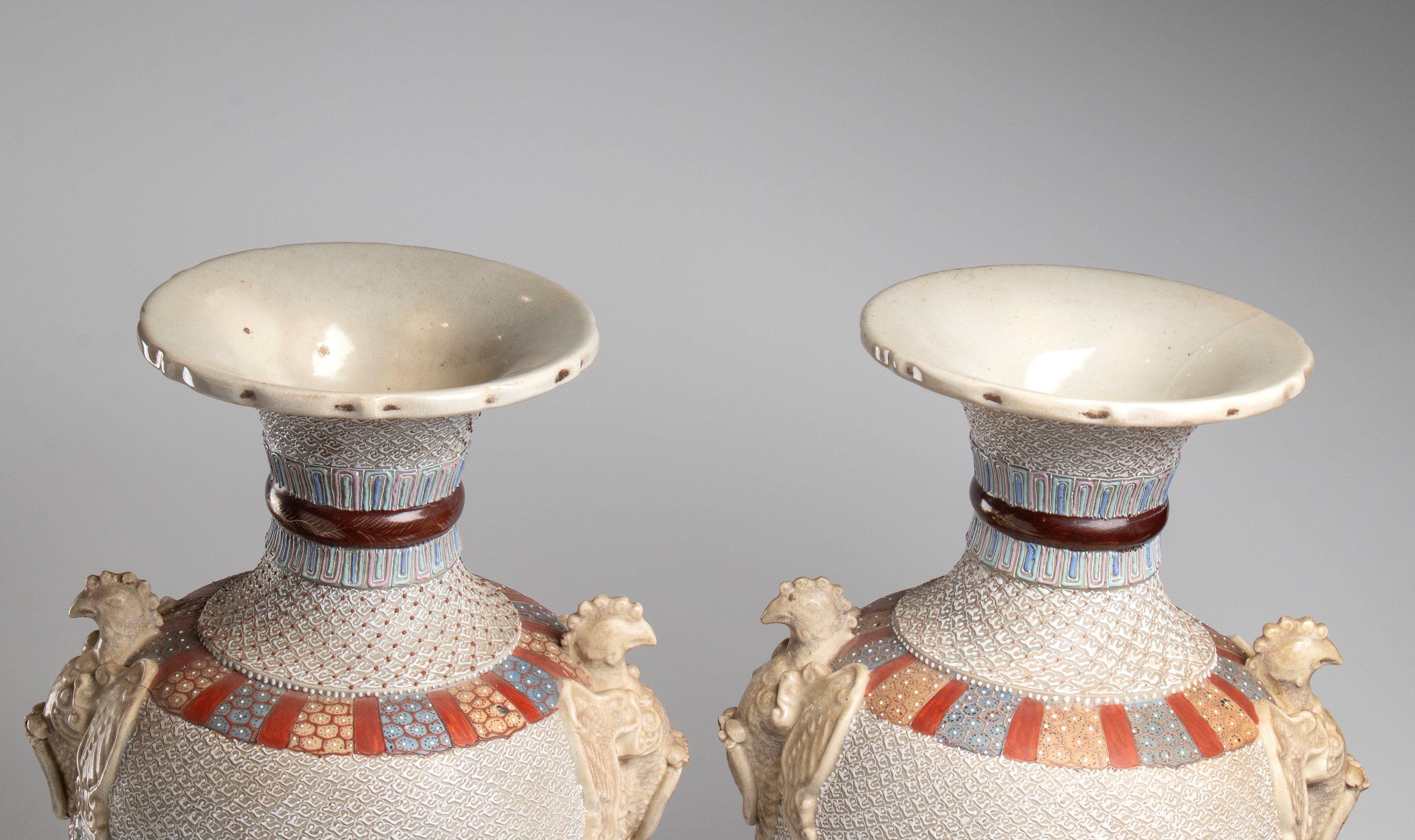Giappone, Coppia di vasi Satsuma in ceramica a collo svasato con anse, decorazione a rilievo poli...