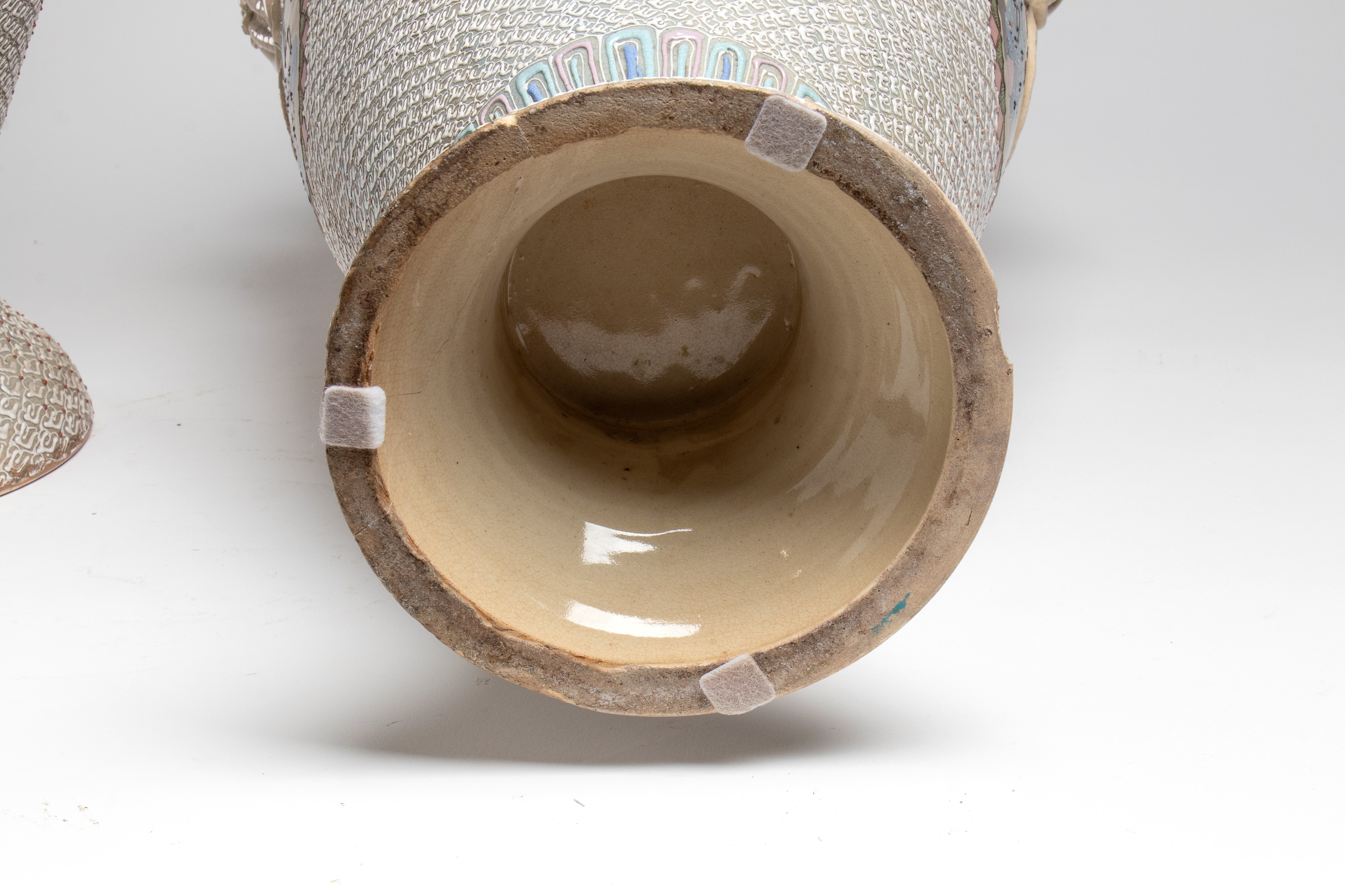 Giappone, Coppia di vasi Satsuma in ceramica a collo svasato con anse, decorazione a rilievo poli...