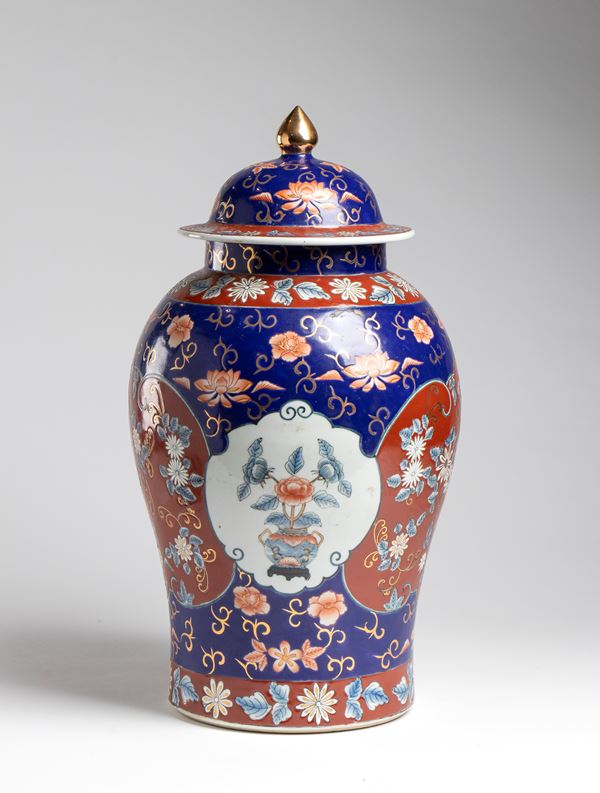 An Imari porcelain vase decorated with polychrome enamels and floral motifs. Japan, Meiji period, early 20th century. 