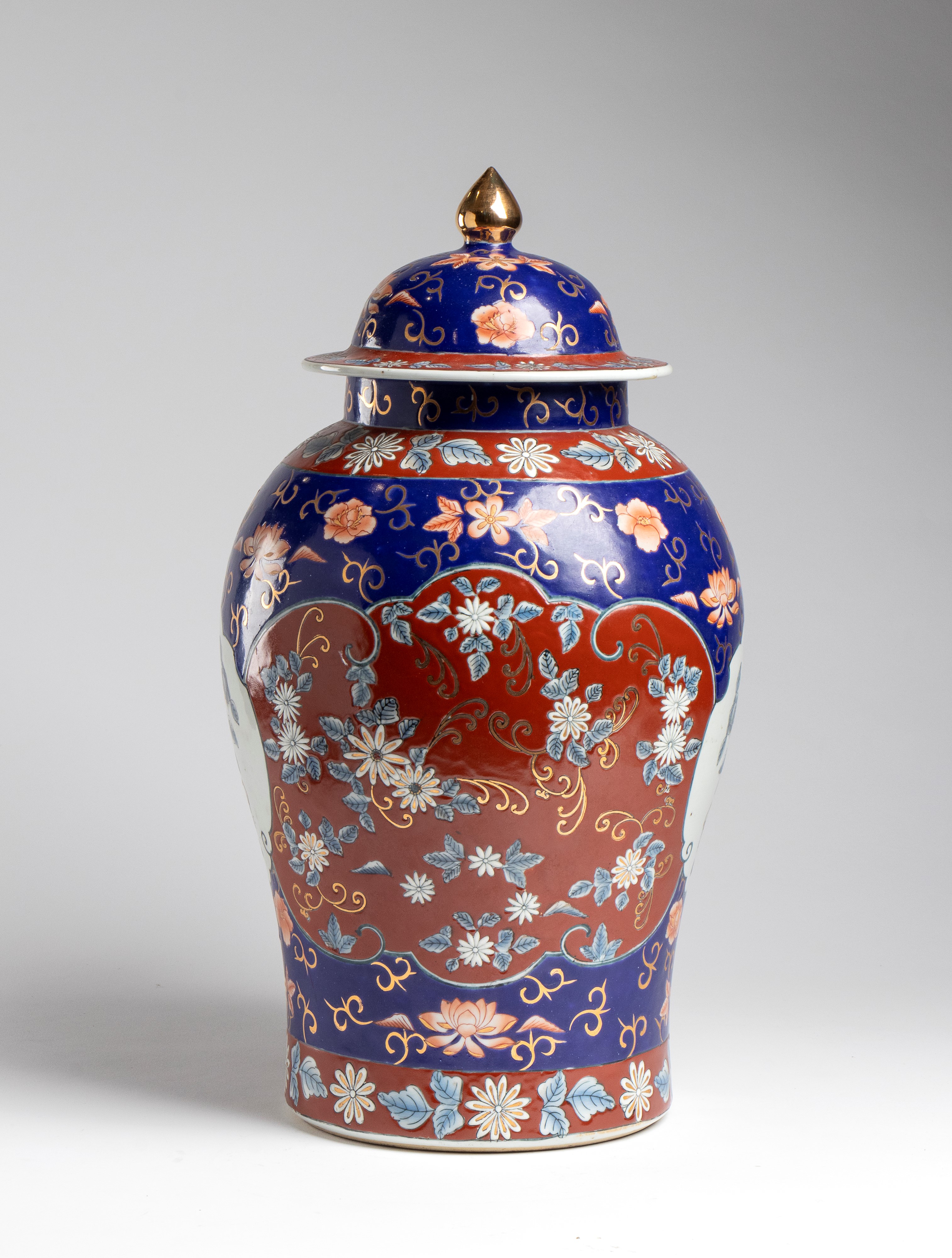 Giappone (periodo Meiji, inizio XX secolo), Vaso Imari in porcellana policroma con motivi floreal...