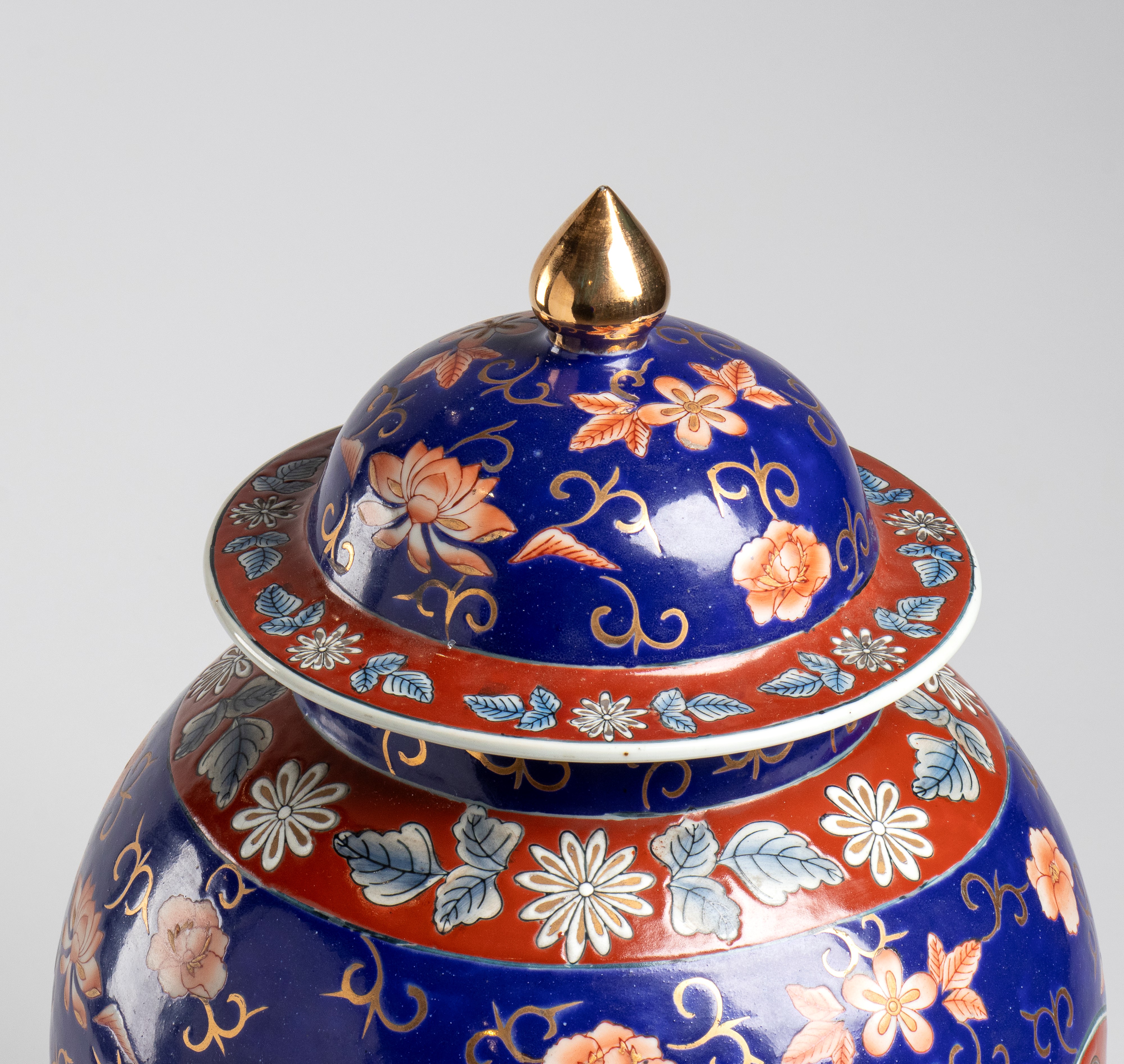 Giappone (periodo Meiji, inizio XX secolo), Vaso Imari in porcellana policroma con motivi floreal...