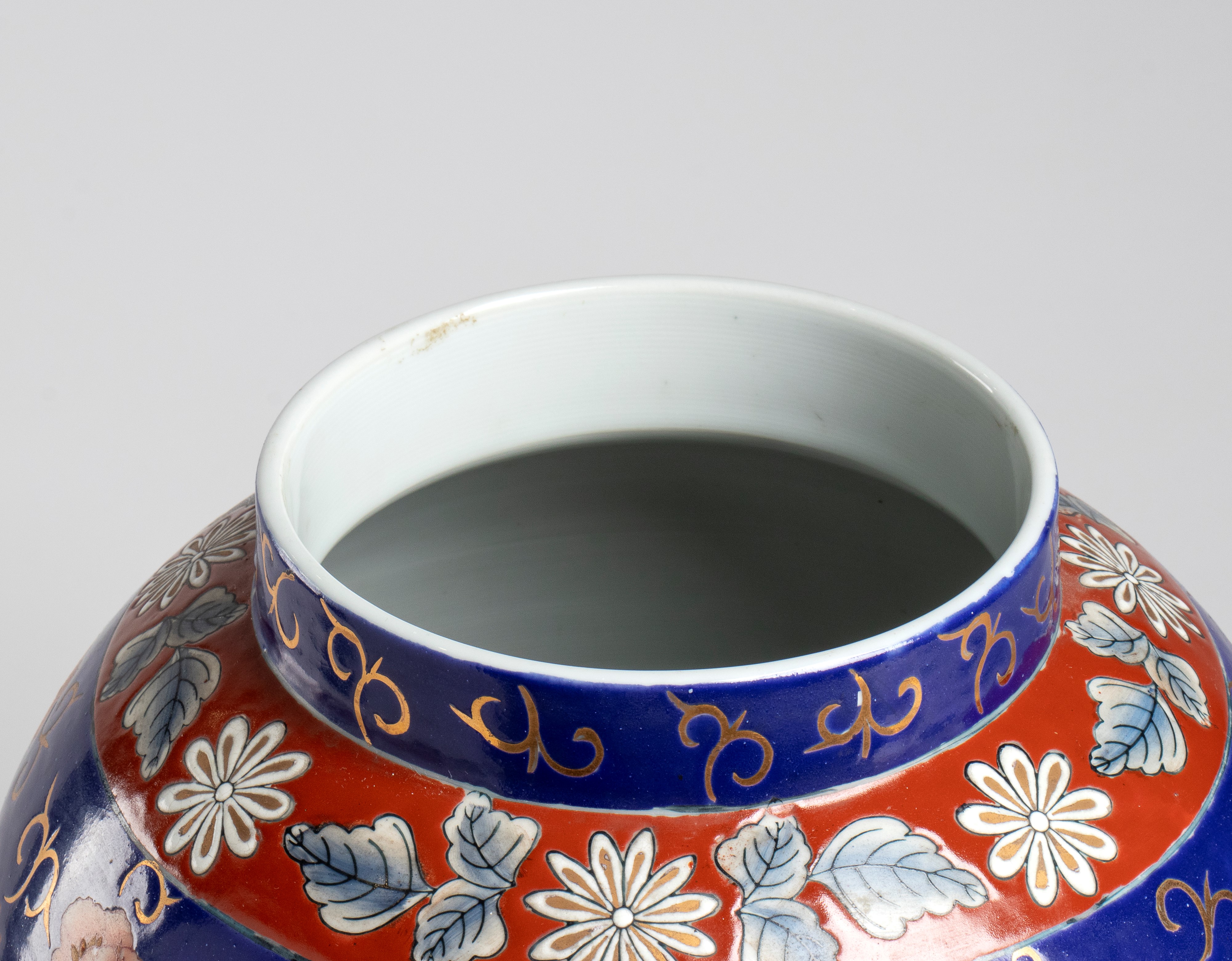 Giappone (periodo Meiji, inizio XX secolo), Vaso Imari in porcellana policroma con motivi floreal...