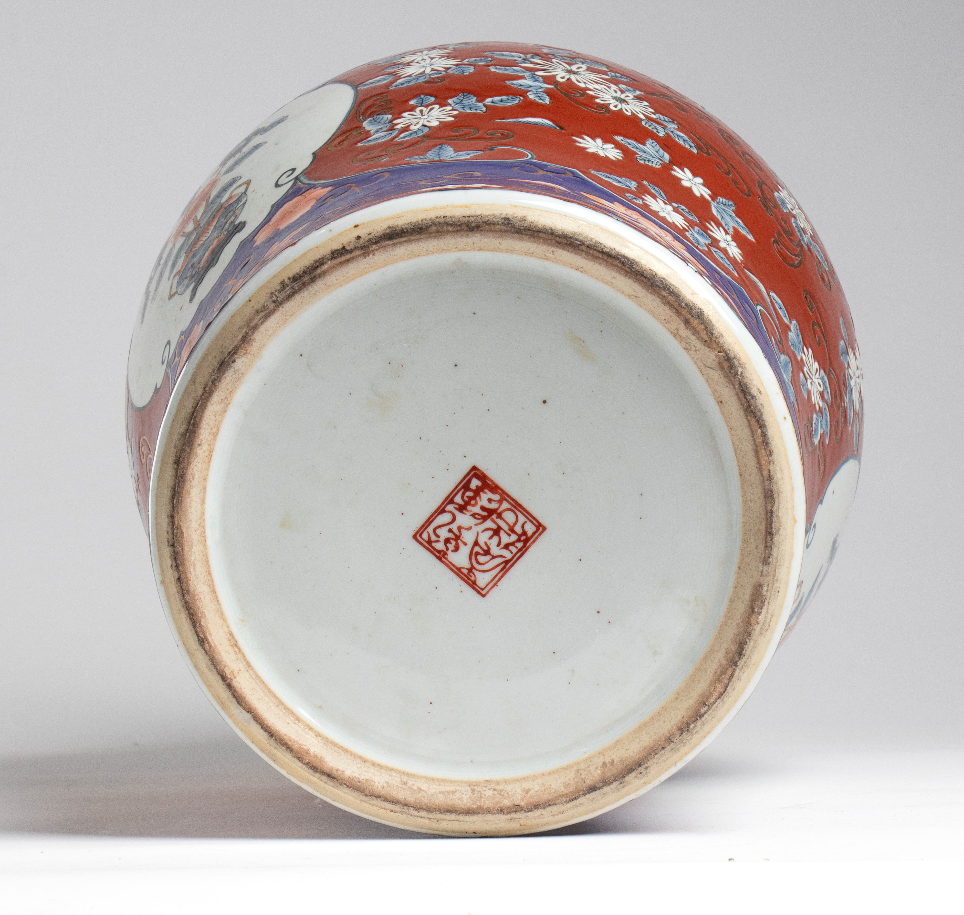 Giappone (periodo Meiji, inizio XX secolo), Vaso Imari in porcellana policroma con motivi floreal...