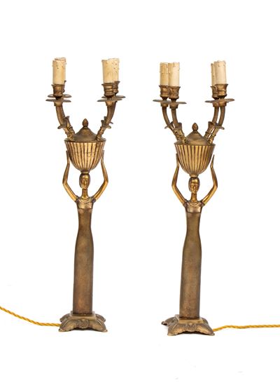 Coppia di candelabri Art Déco, bronzo dorato con figure femminili e bracci porta-candela elettrif...