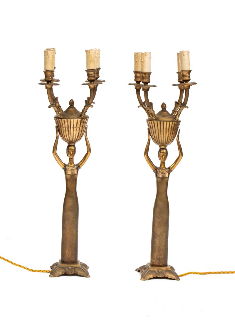 Coppia di candelabri Art Déco, bronzo dorato con figure femminili e bracci porta-candela elettrif...