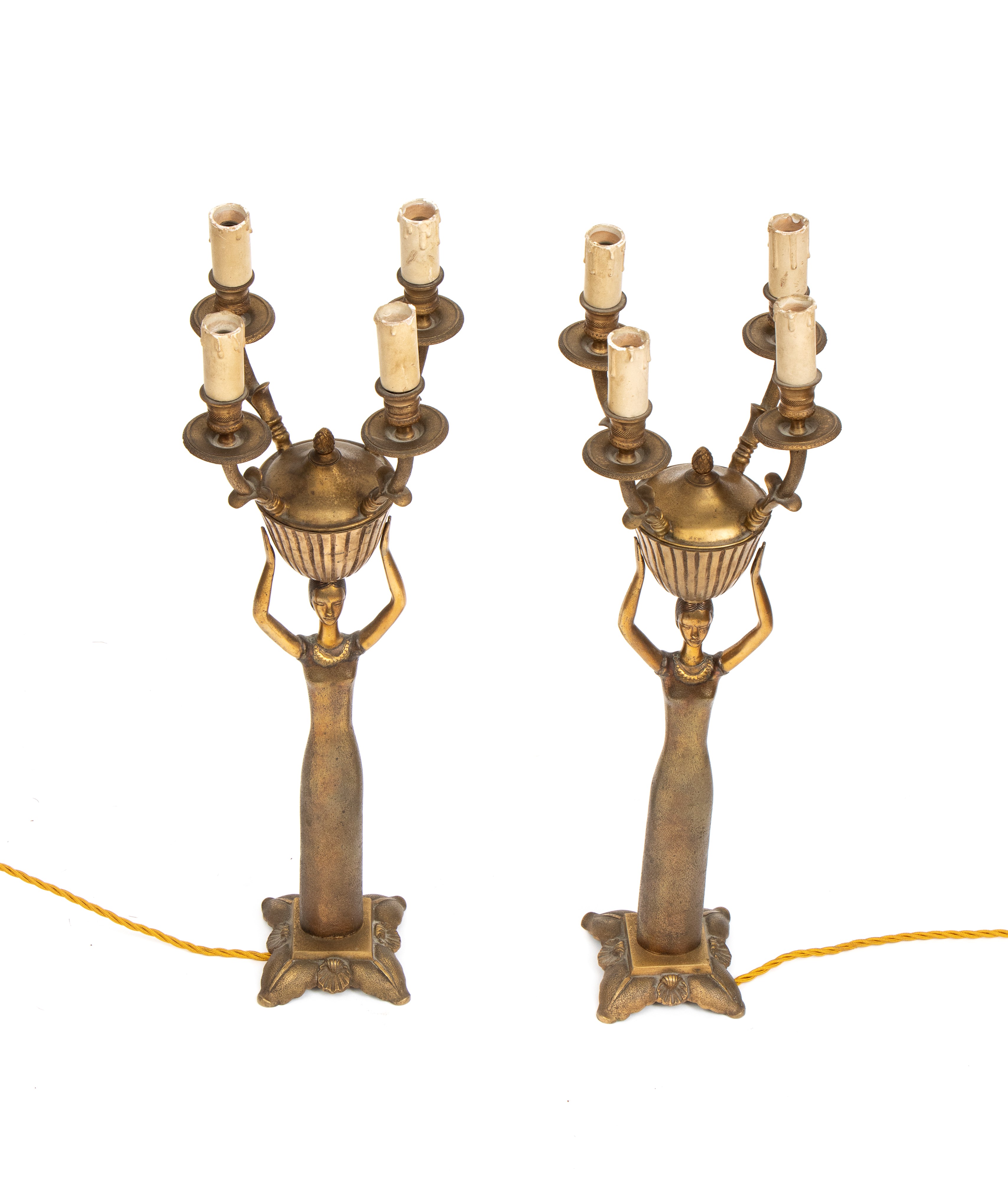 Coppia di candelabri Art Déco, bronzo dorato con figure femminili e bracci porta-candela elettrif...