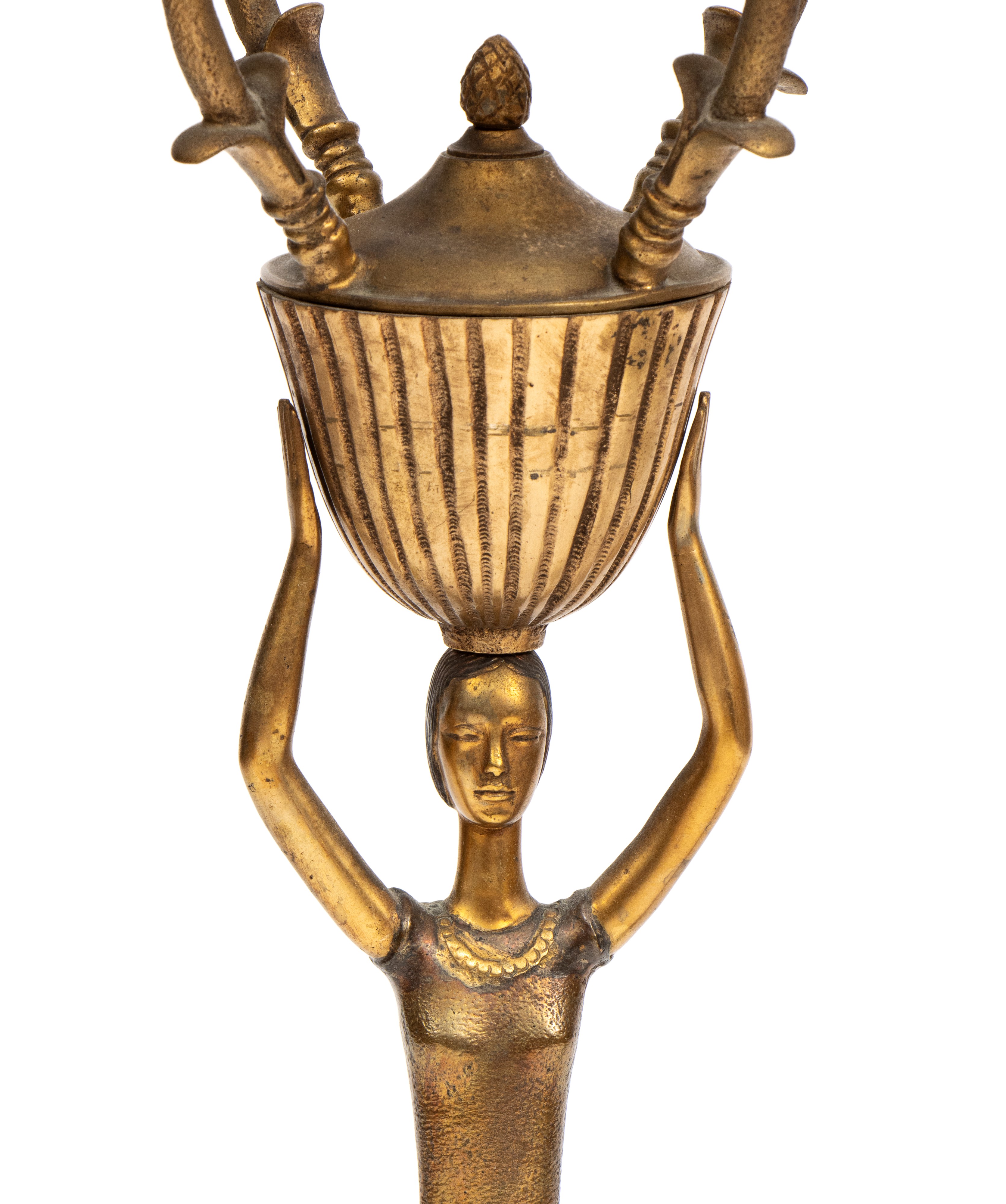 Coppia di candelabri Art Déco, bronzo dorato con figure femminili e bracci porta-candela elettrif...