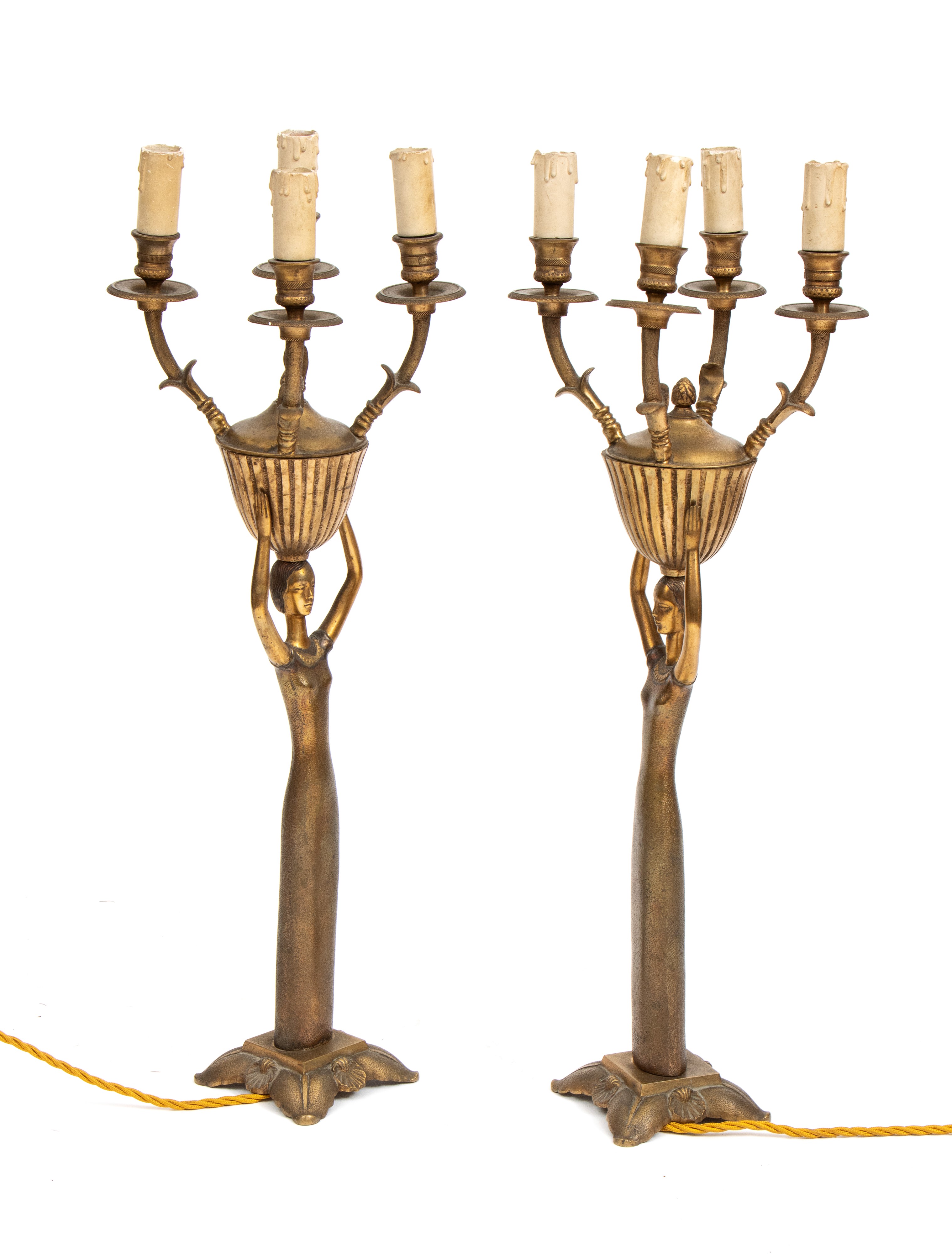 Coppia di candelabri Art Déco, bronzo dorato con figure femminili e bracci porta-candela elettrif...