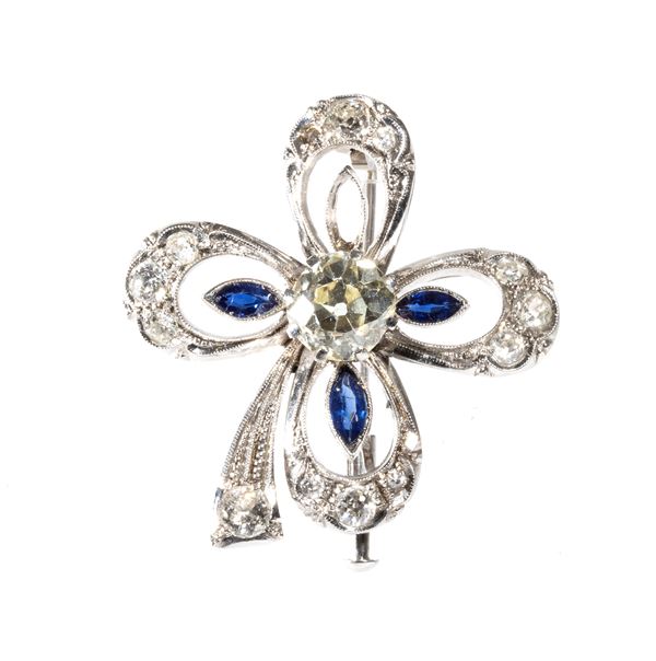 Spilla floreale in oro con diamante e zaffiri
