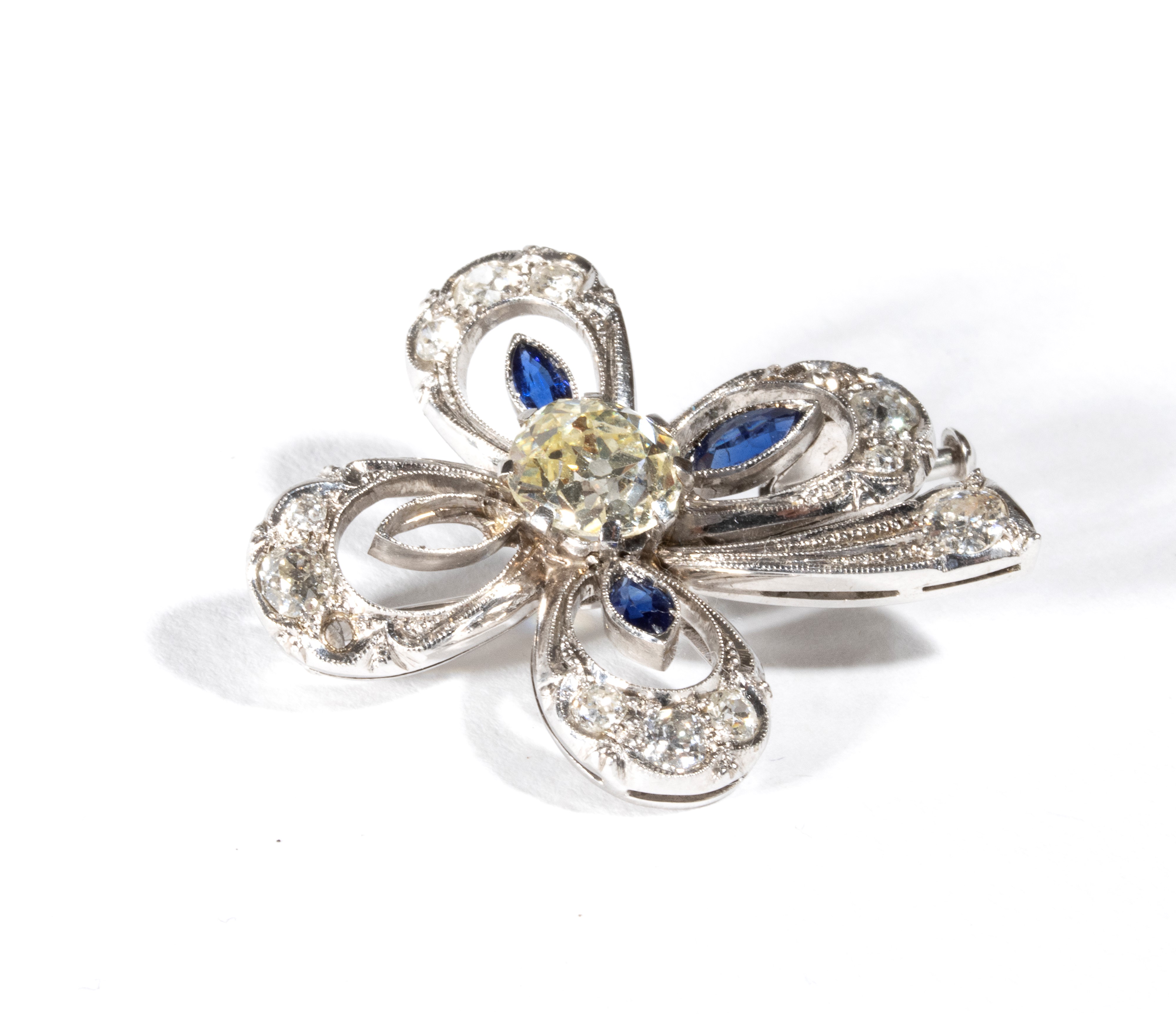 Spilla a quadrifoglio in oro bianco 18k con diamante e zaffiri