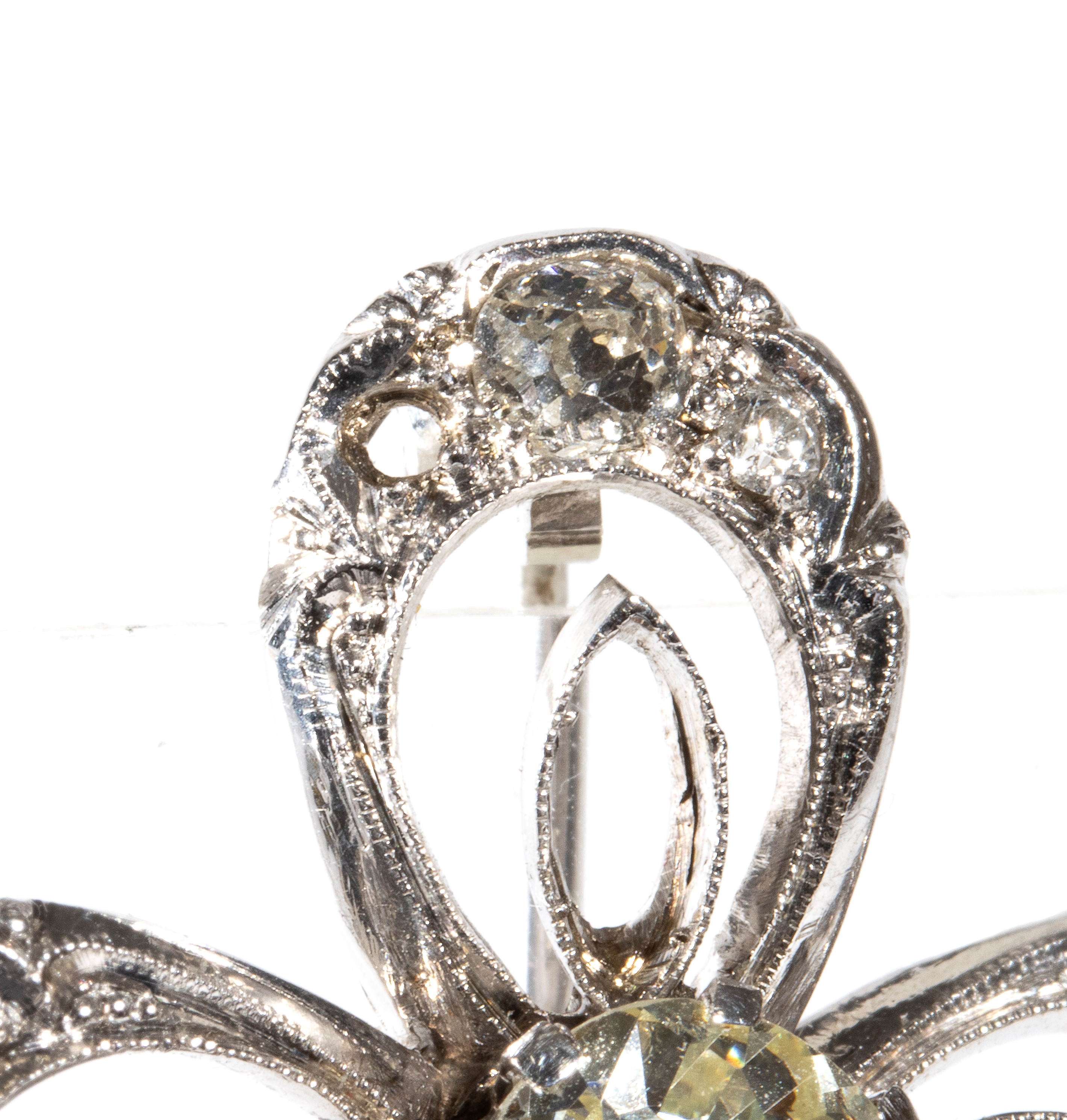 Spilla a quadrifoglio in oro bianco 18k con diamante e zaffiri