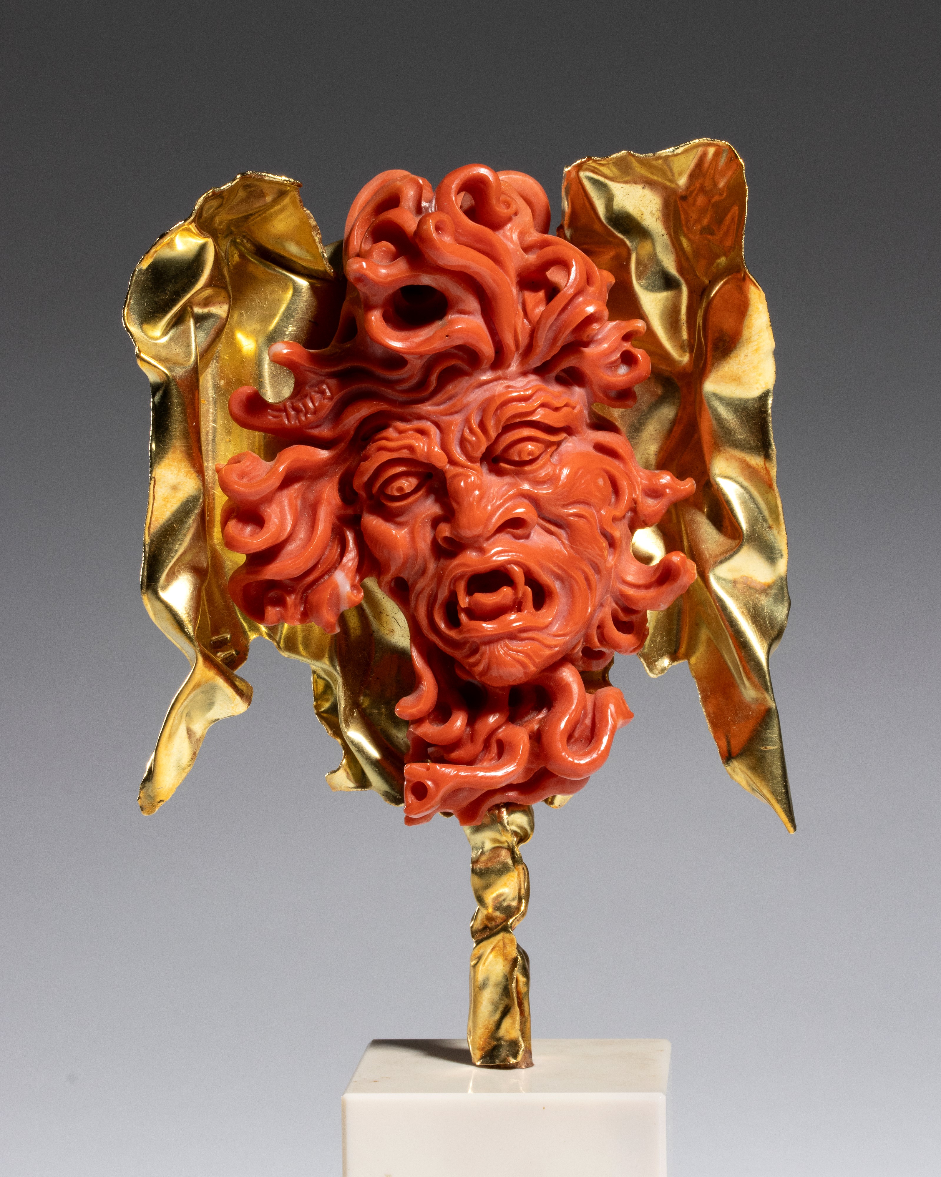 Carlo Parlati - Testa di Medusa in corallo Cerasuolo e oro