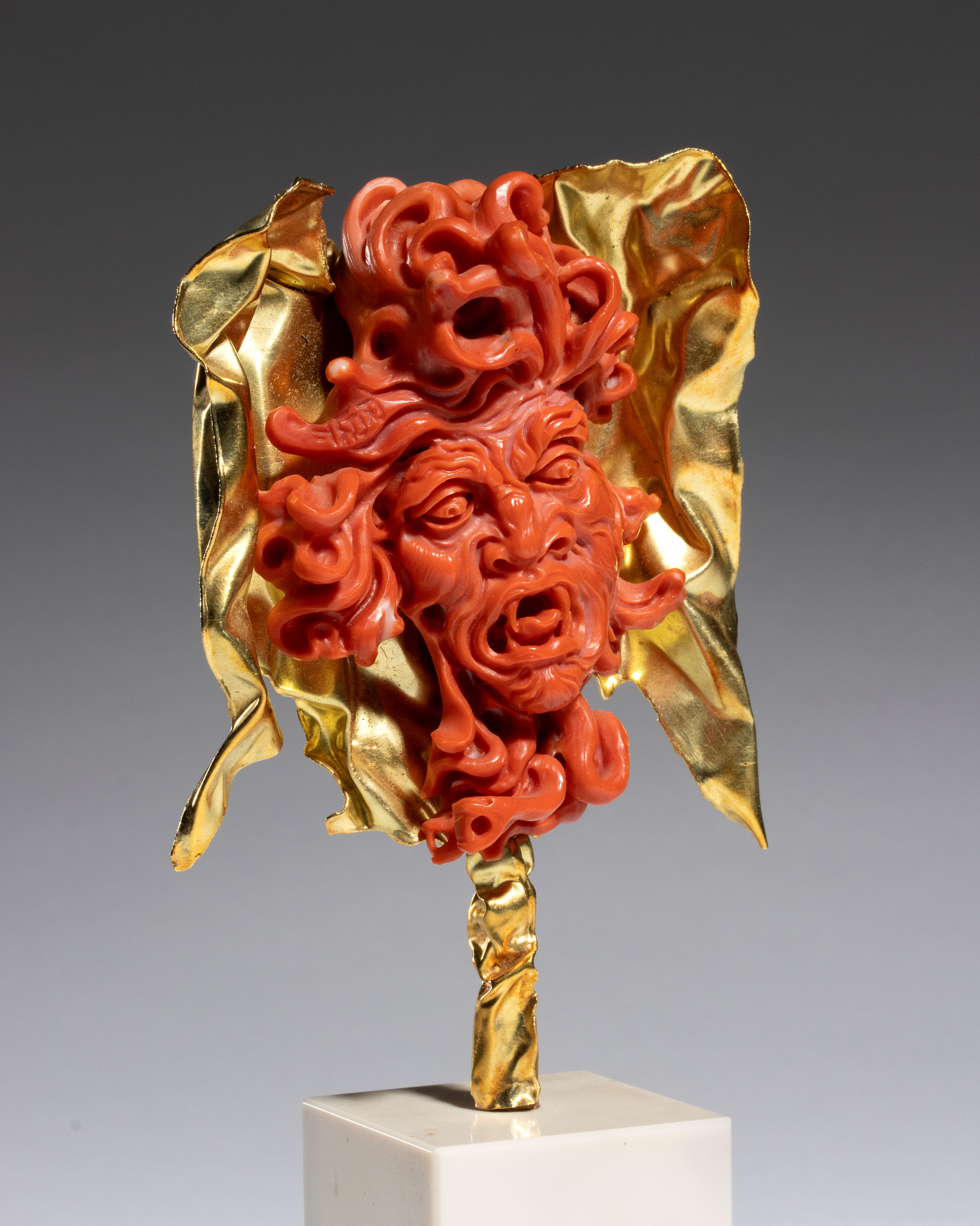 Carlo Parlati - Testa di Medusa in corallo Cerasuolo e oro