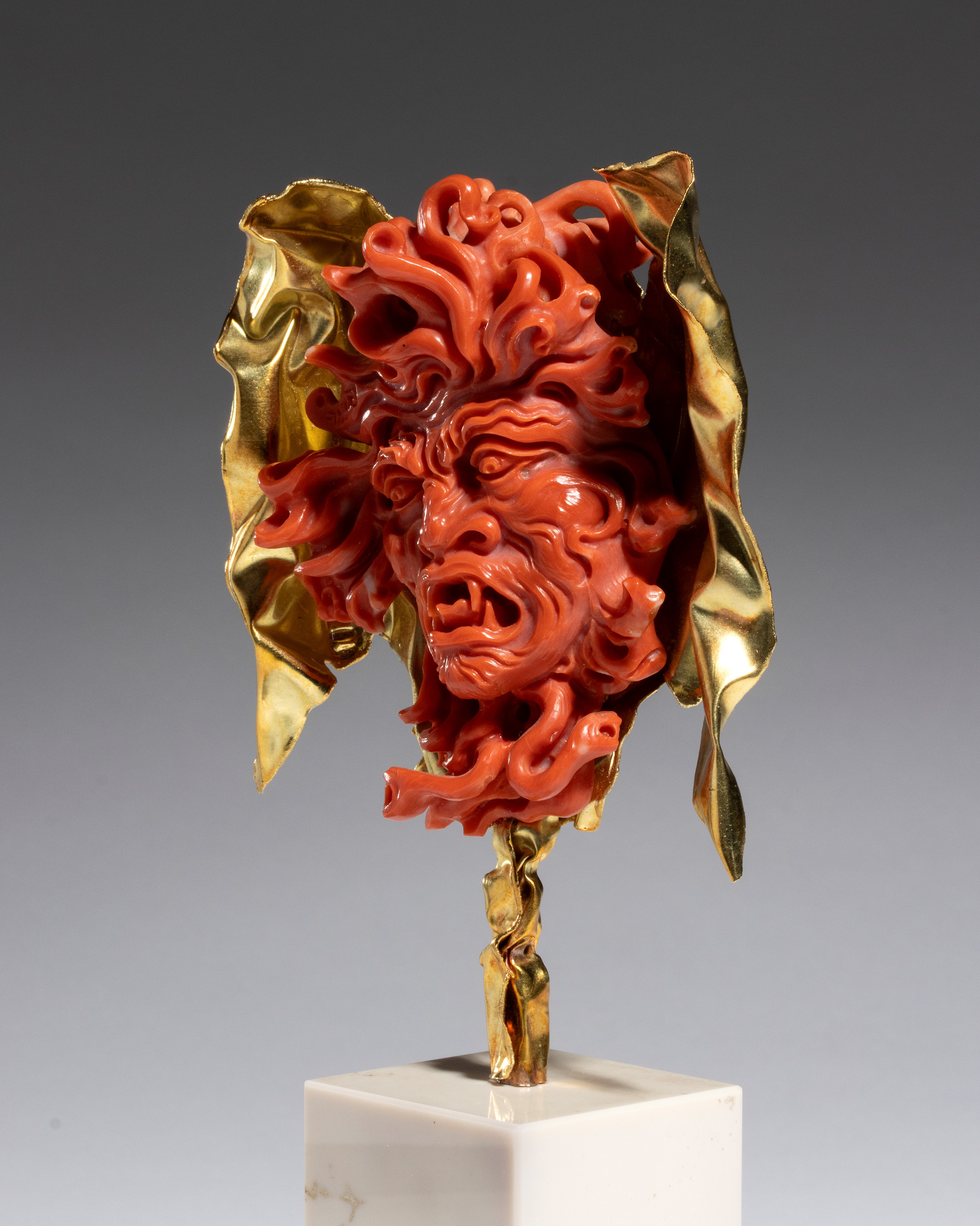 Carlo Parlati - Testa di Medusa in corallo Cerasuolo e oro