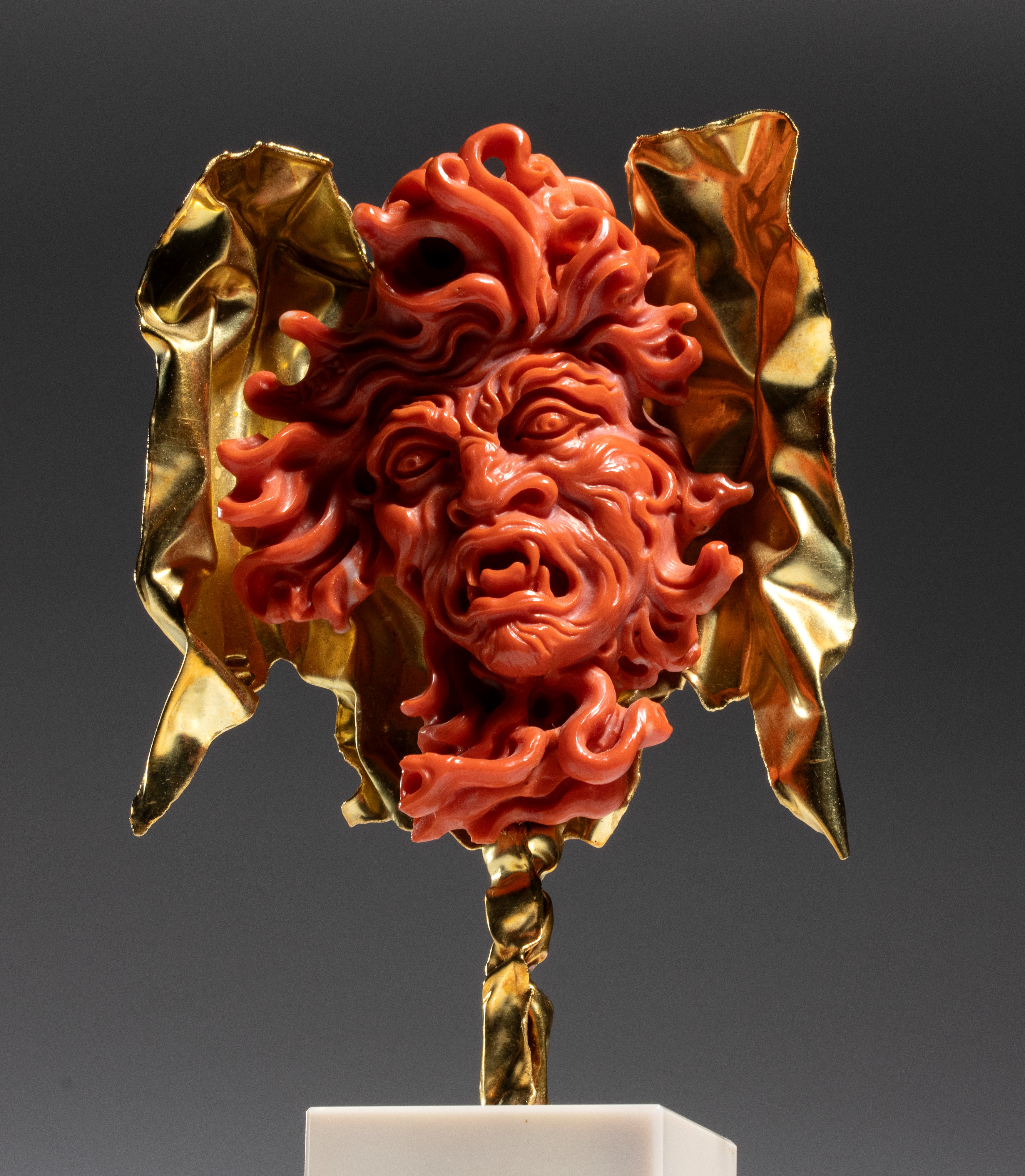 Carlo Parlati - Testa di Medusa in corallo Cerasuolo e oro