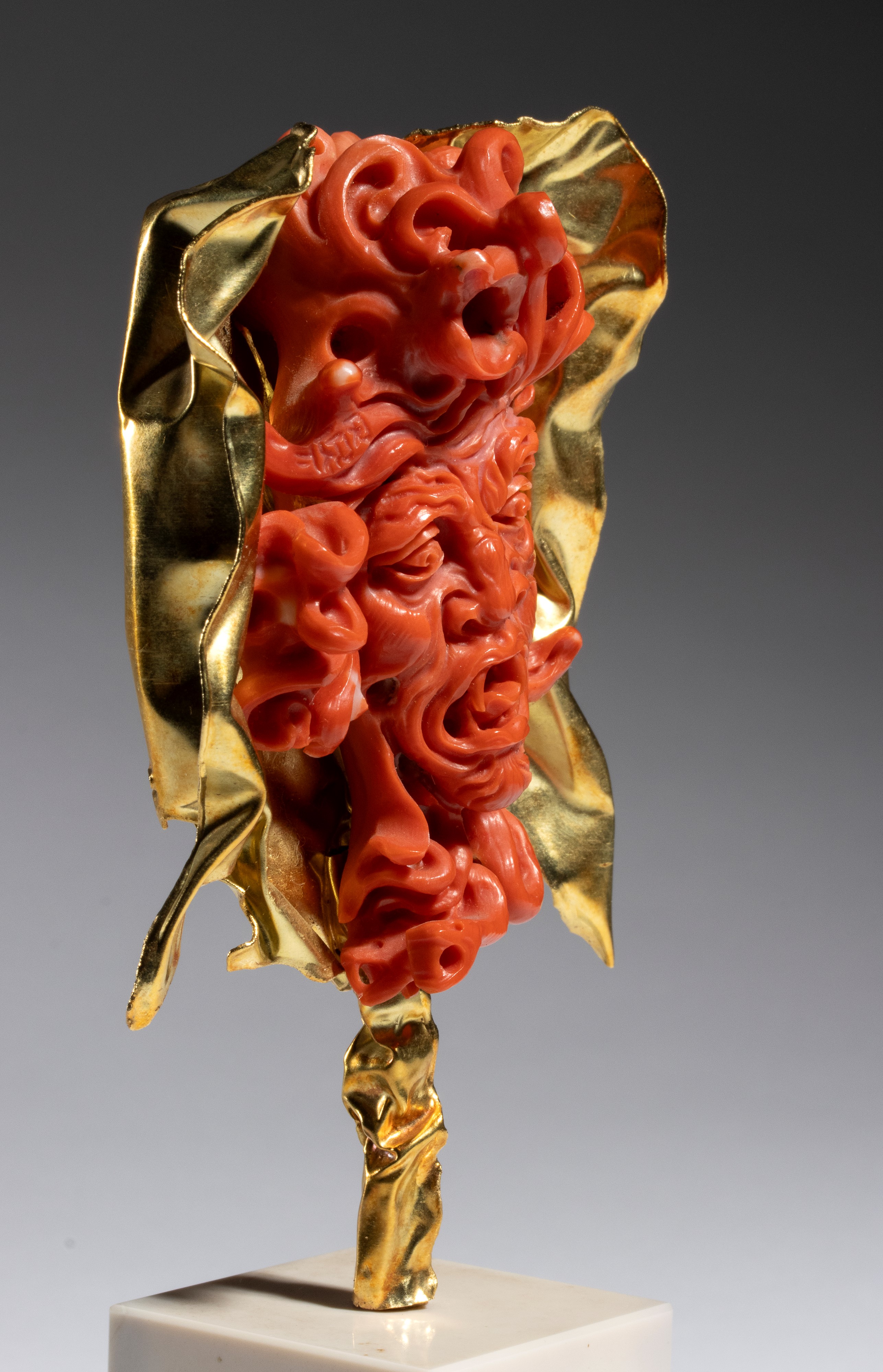 Carlo Parlati - Testa di Medusa in corallo Cerasuolo e oro