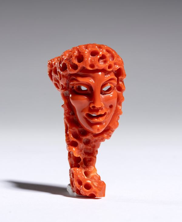 Scultura raffigurante figura femminile in corallo