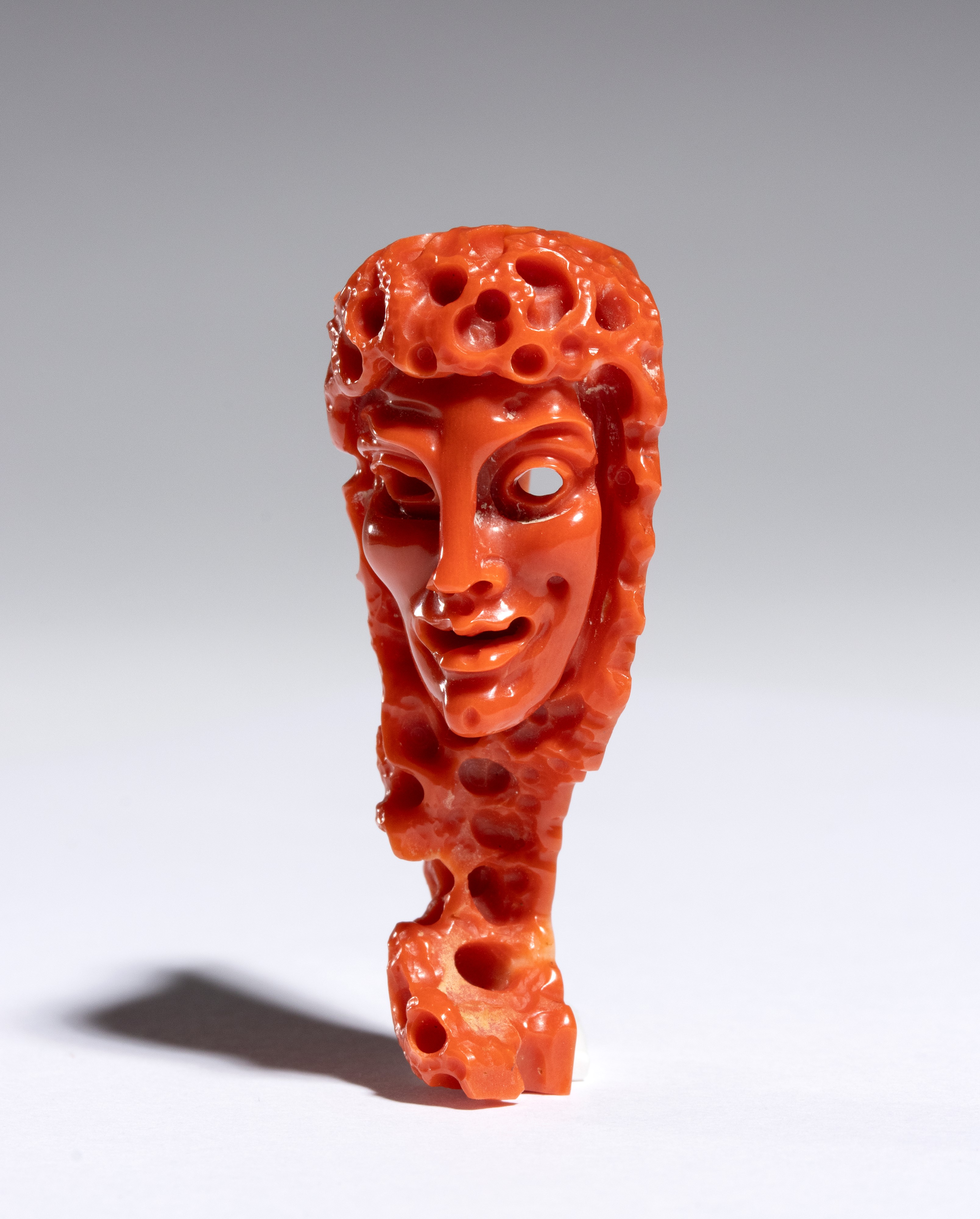 Carlo Parlati - Figura femminile, scultura in corallo Cerasuolo (Corallium elatius)