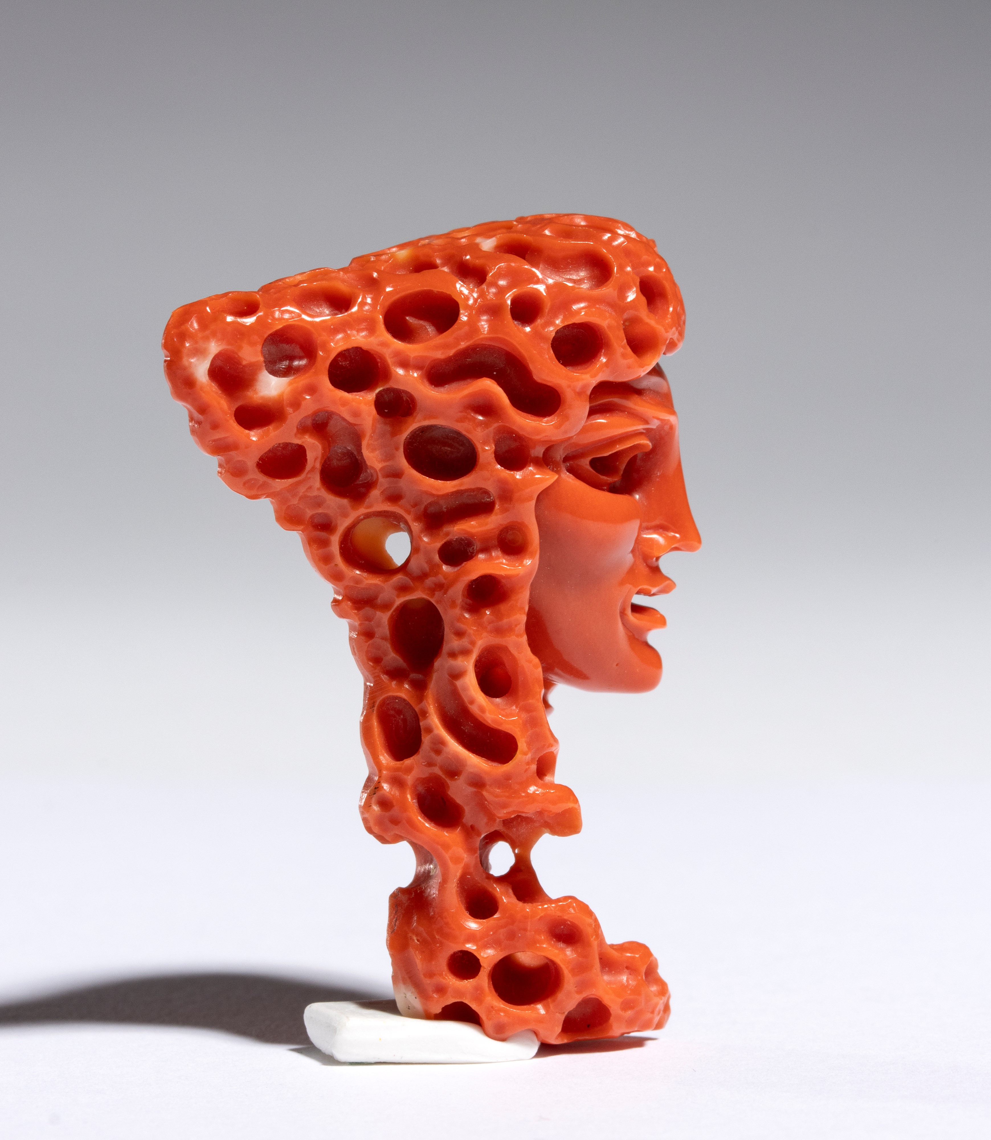 Carlo Parlati - Figura femminile, scultura in corallo Cerasuolo (Corallium elatius)