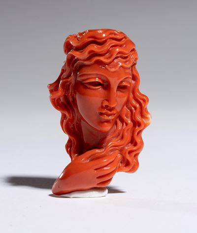 Figura femminile, scultura in corallo Cerasuolo (Corallium elatius)