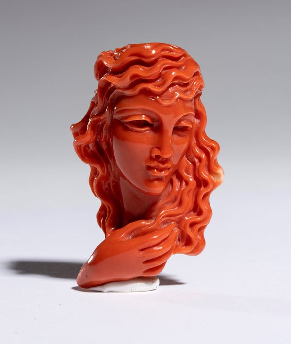 Scultura raffigurante una figura femminile in corallo
