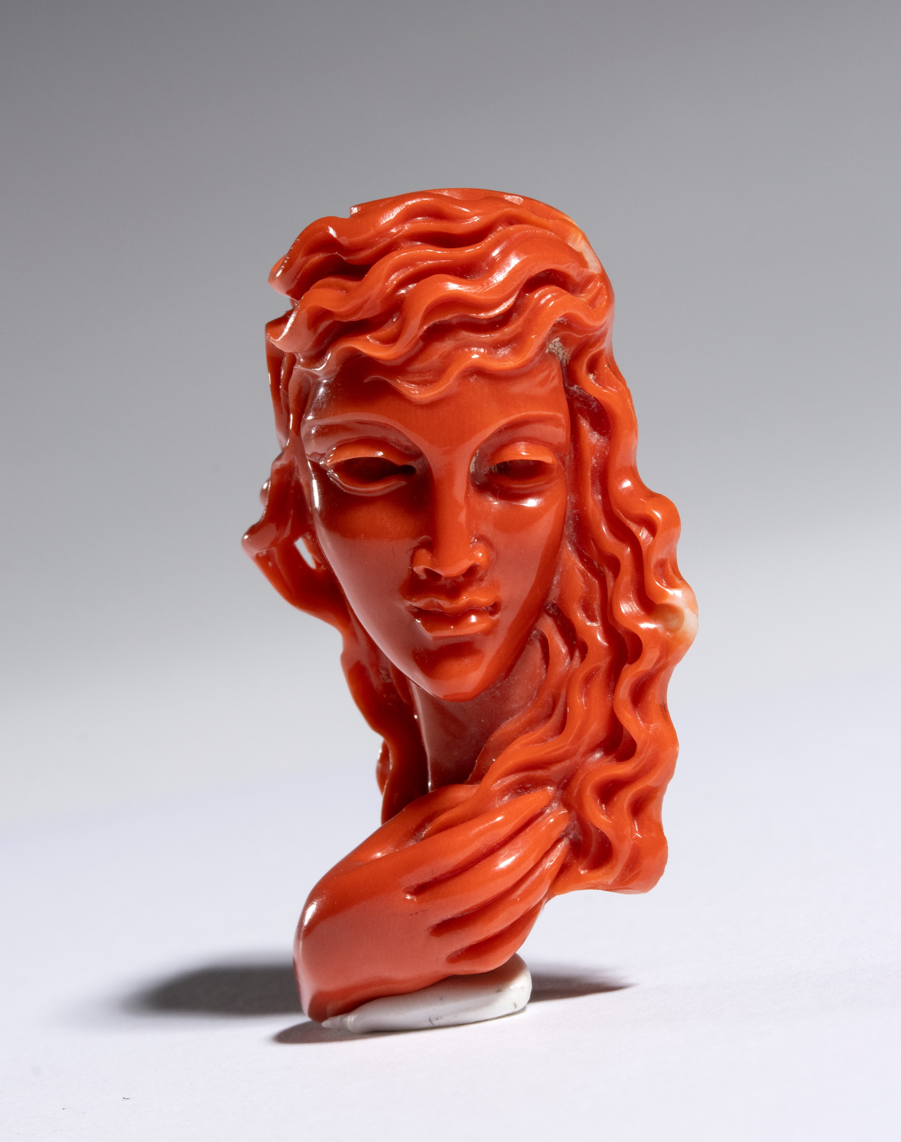 Carlo Parlati - Figura femminile, scultura in corallo Cerasuolo (Corallium elatius)