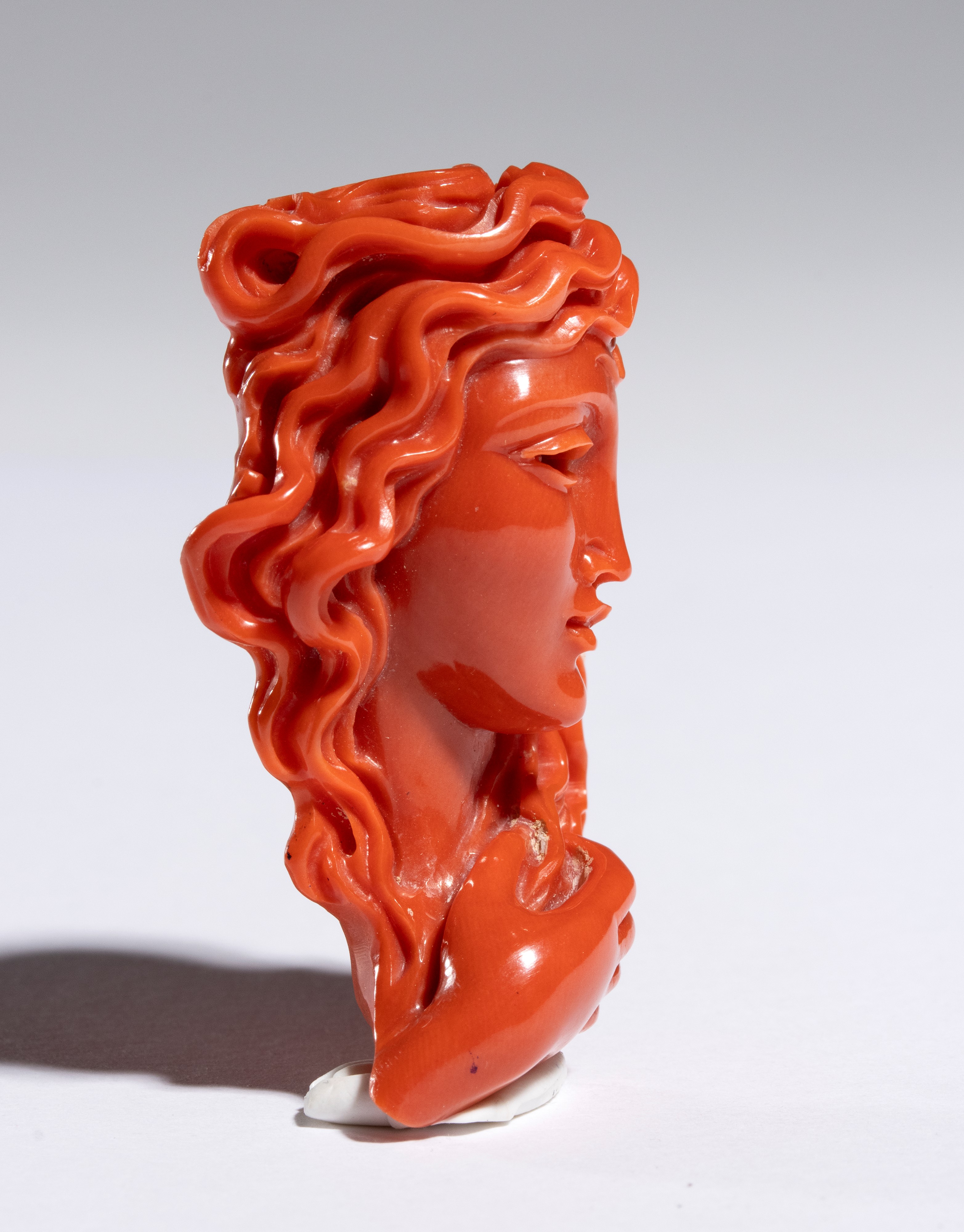 Carlo Parlati - Figura femminile, scultura in corallo Cerasuolo (Corallium elatius)