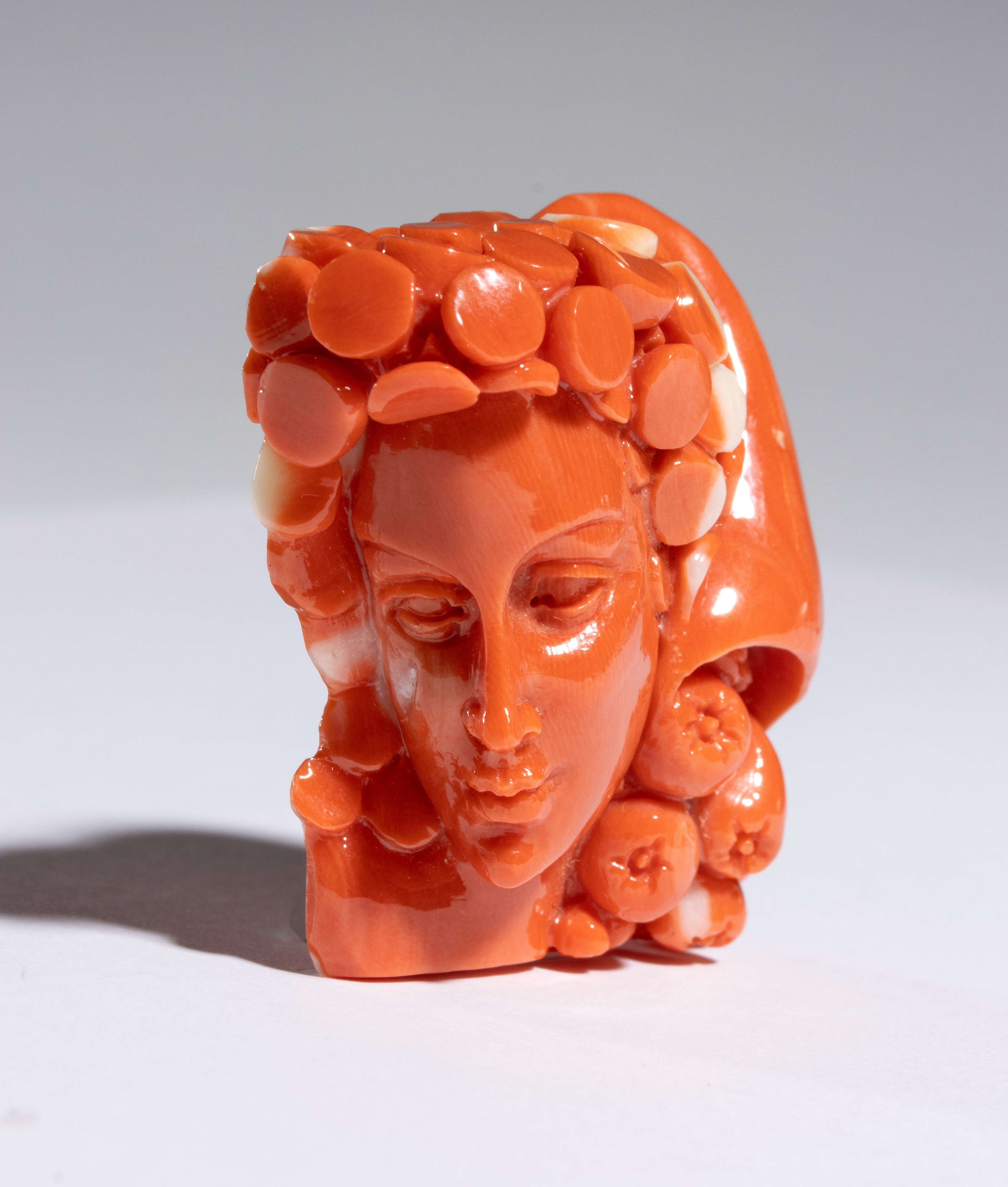 Carlo Parlati - Figura femminile allegorica, scultura in corallo Cerasuolo