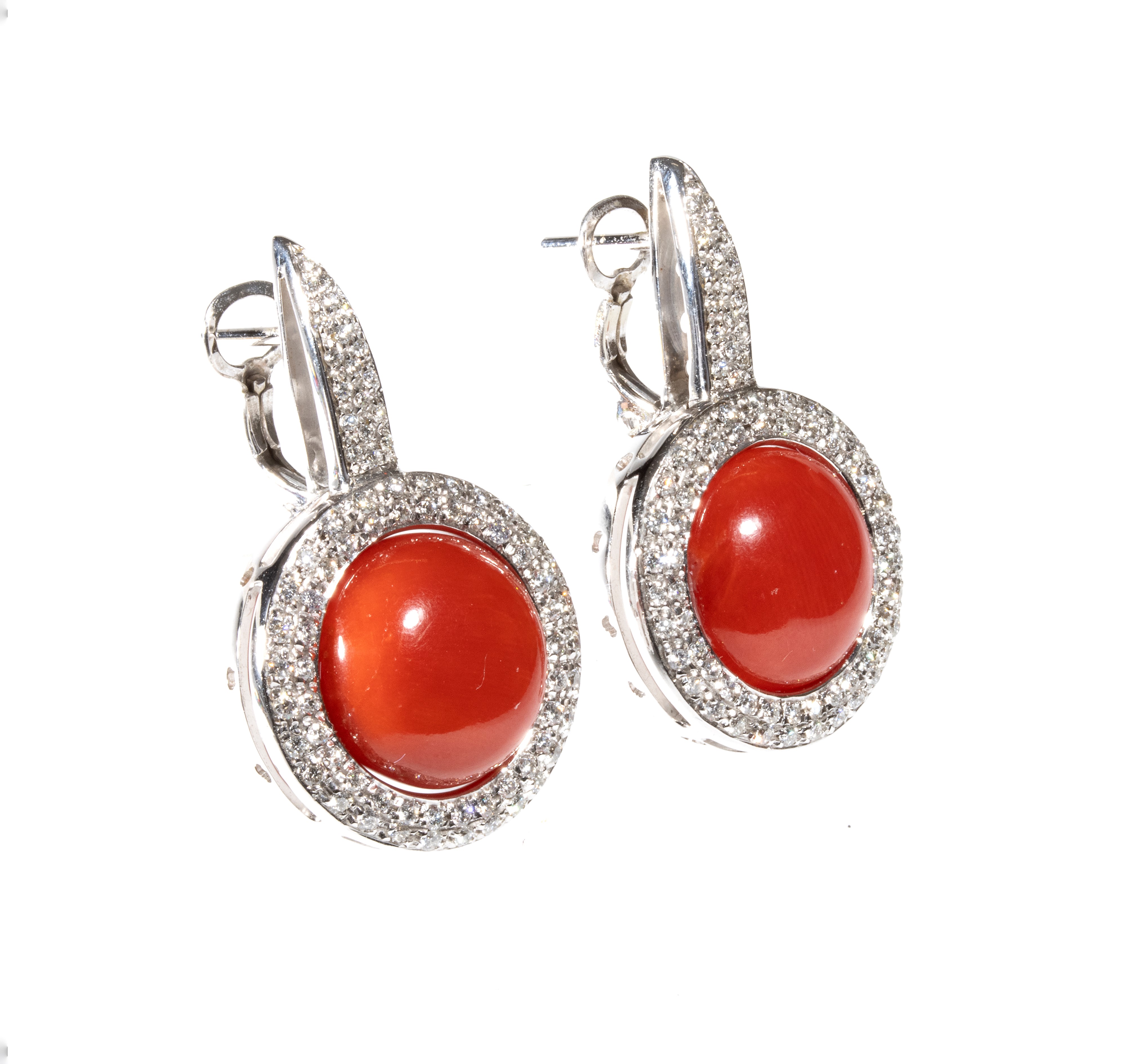 Orecchini, oro bianco 18k con corallo Aka Corallium japonicum e diamanti