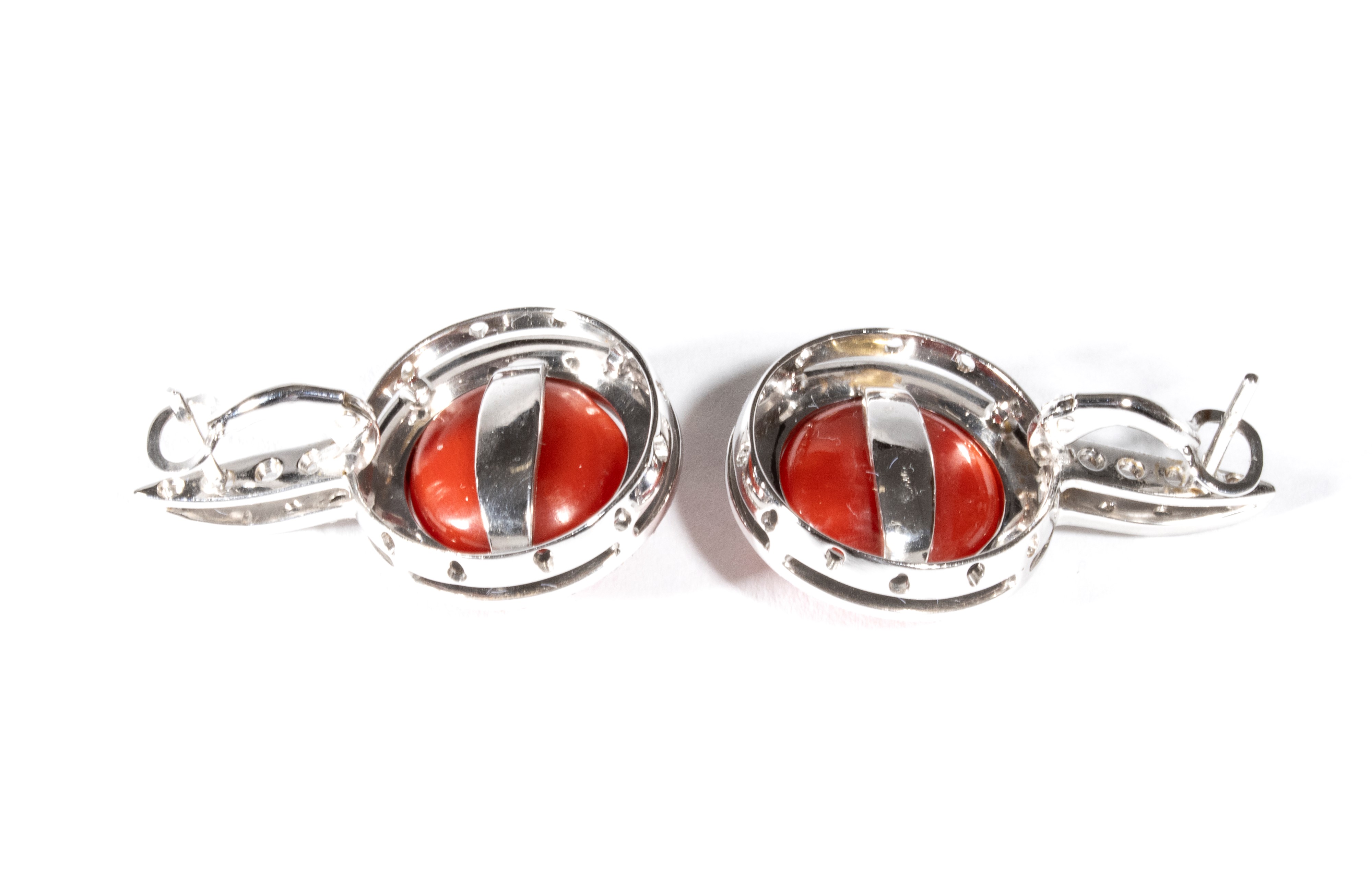 Orecchini, oro bianco 18k con corallo Aka Corallium japonicum e diamanti