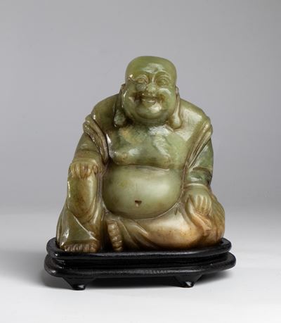 Buddha, Figura in pietra saponaria con base in legno, Cina, XX secolo