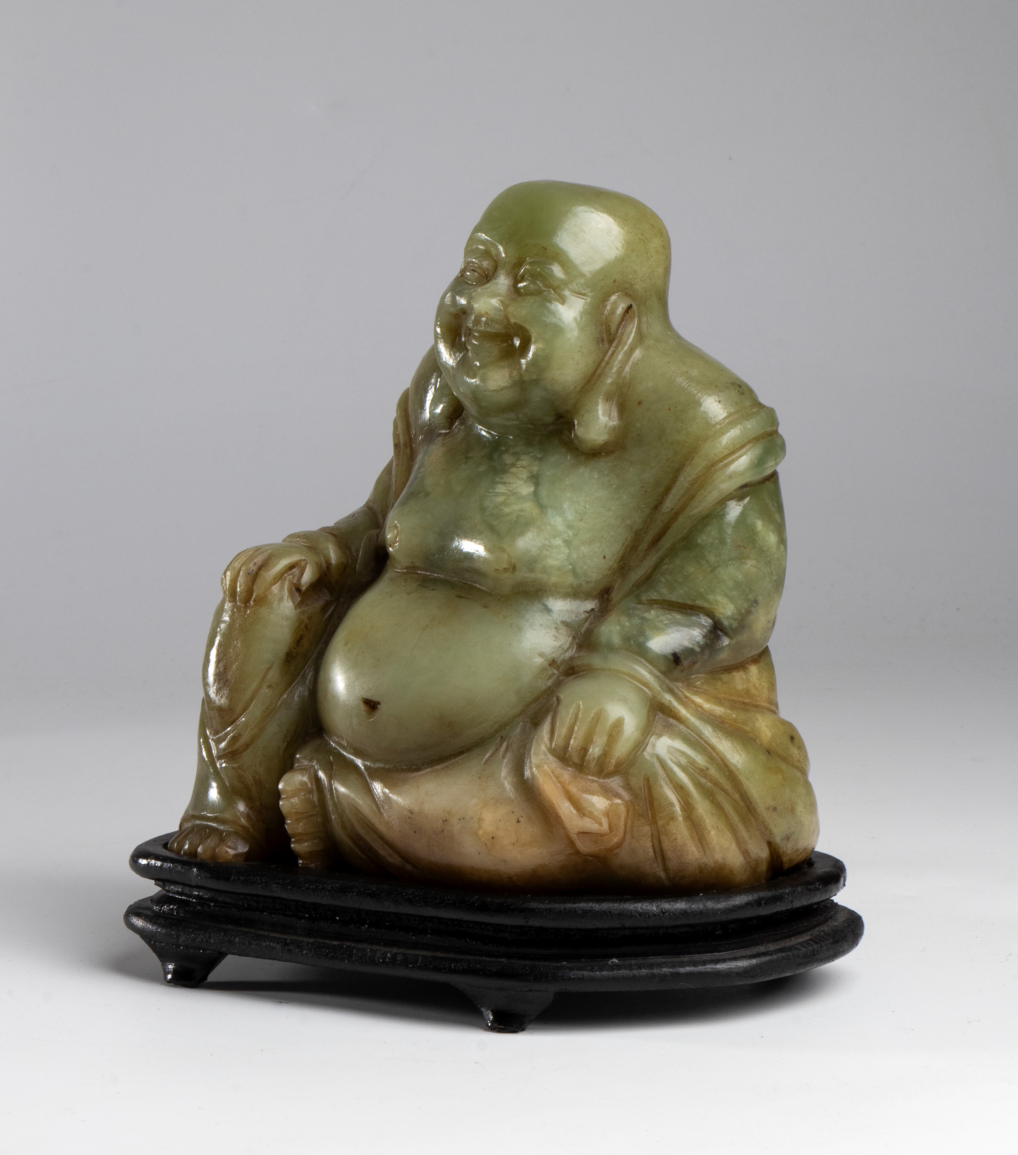 Buddha, Figura in pietra saponaria con base in legno, Cina, XX secolo