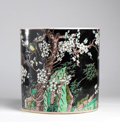 Vaso cilindrico, porcellana a decorazione figurata e smalto nero di fondo, Cina, XX secolo